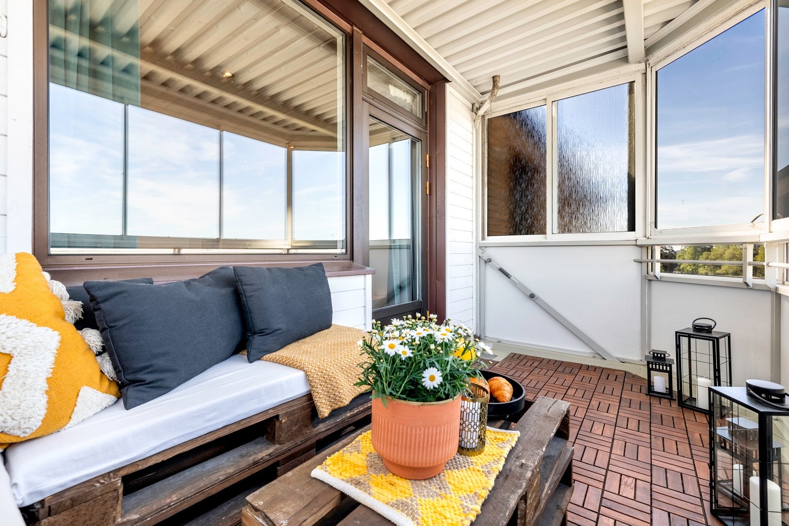 Usjenert og romslig innglasset balkong. Galleribilde