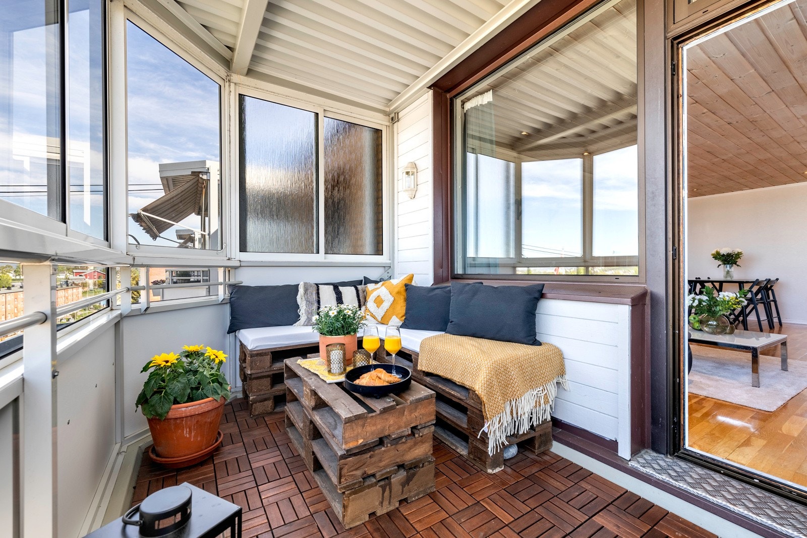 En flott innglasset balkong på 8 kvm som forlenger utesesongen betraktelig. Galleribilde