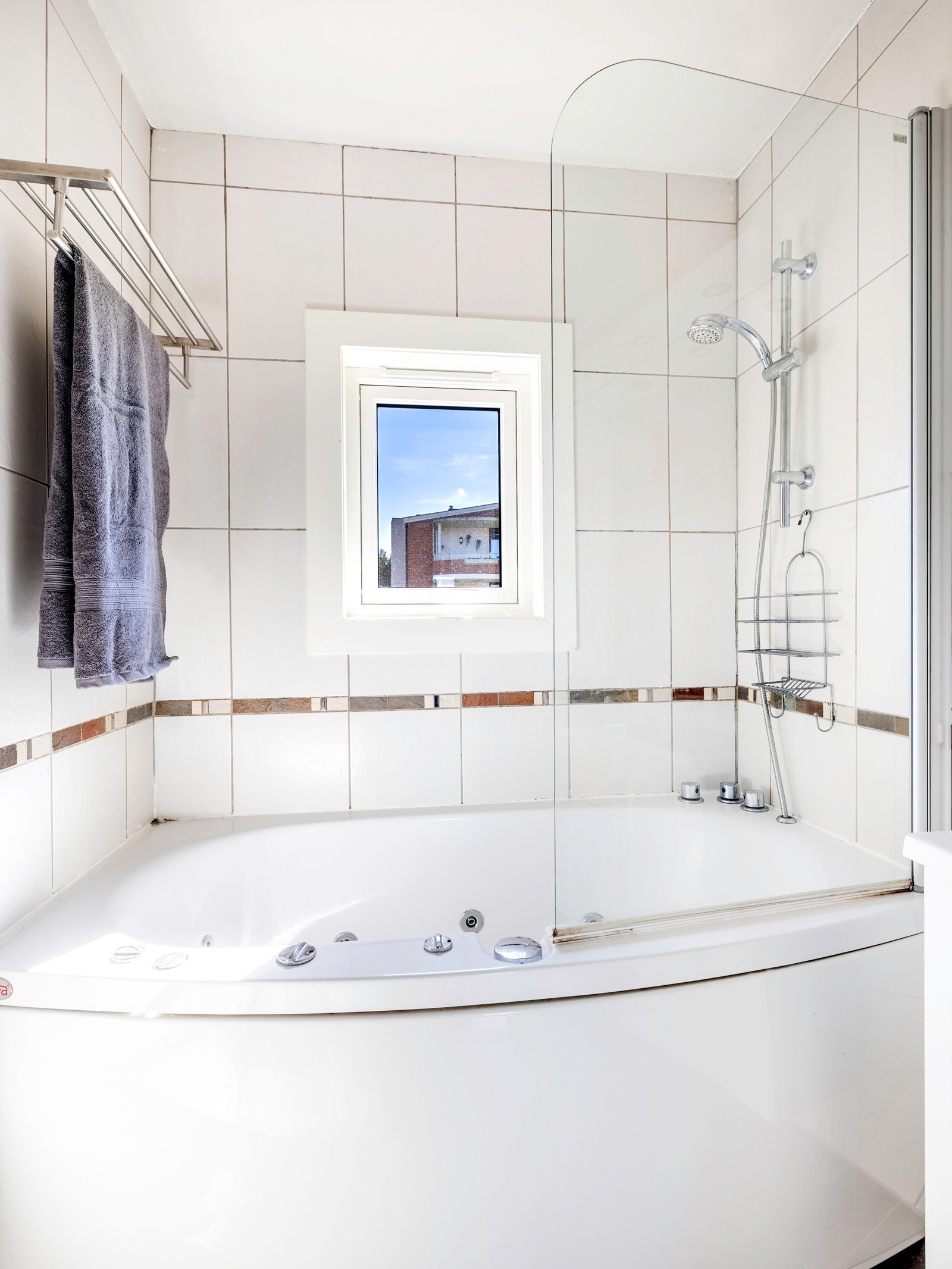 Det er gulvvarme, frittstående toalett og opplegg for vaskemaskin. Galleribilde