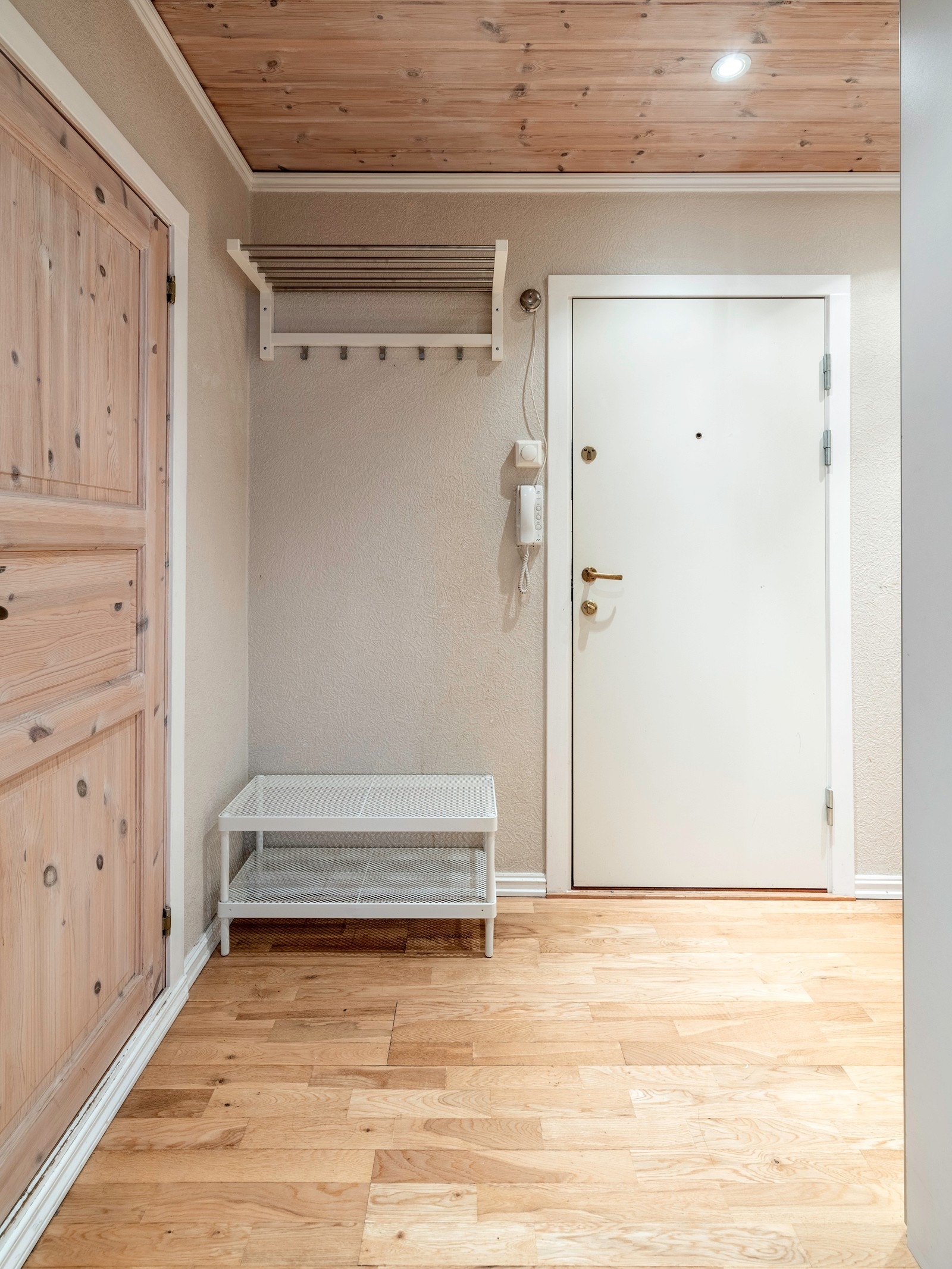 I entreen er det montert hattehylle på lysmalte vegger og under er det plass til skohylle. Galleribilde