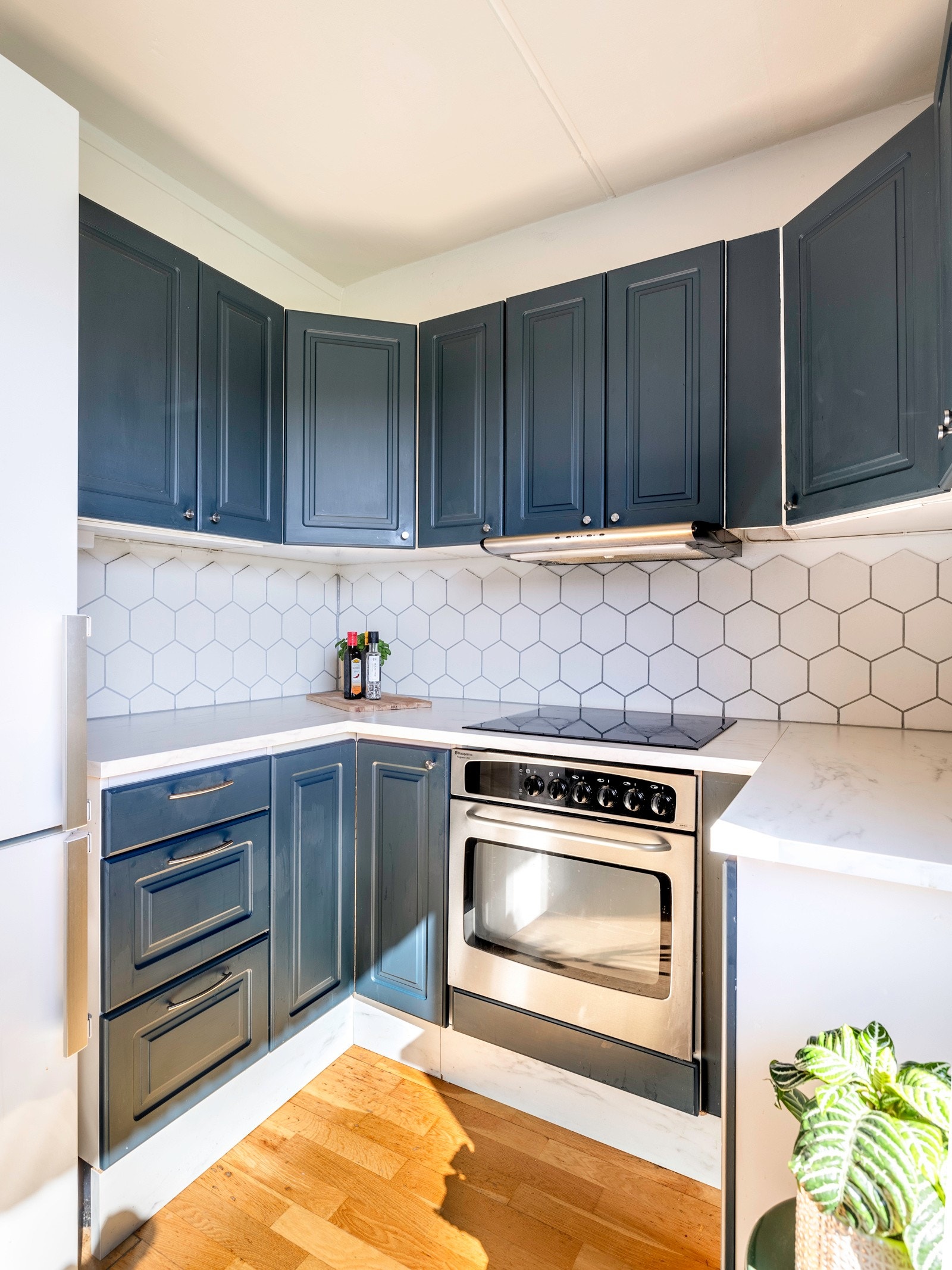 Pent kjøkken med blåmalte fronter. Galleribilde