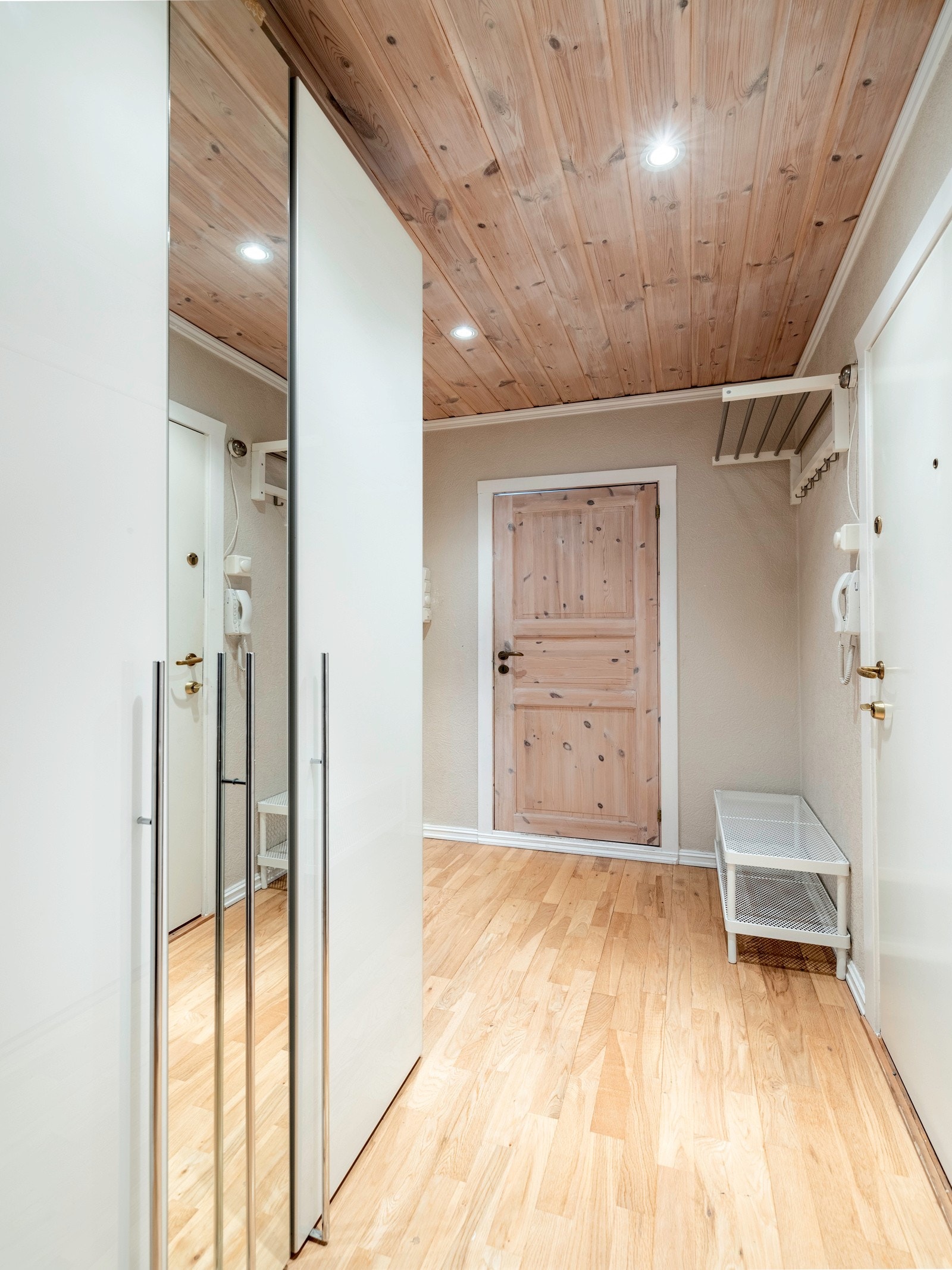 Leiligheten ligger i fjerde etasje med adkomst via inngangsparti og felles oppgang. Galleribilde