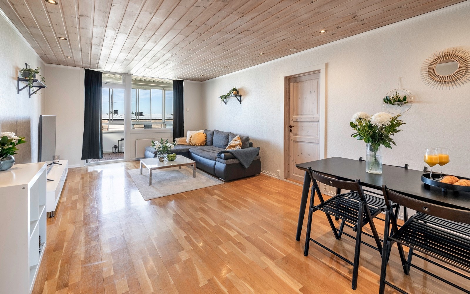 Fra entreen kommer man rett inn i en hyggelig stue med godt lysinnslipp. Galleribilde