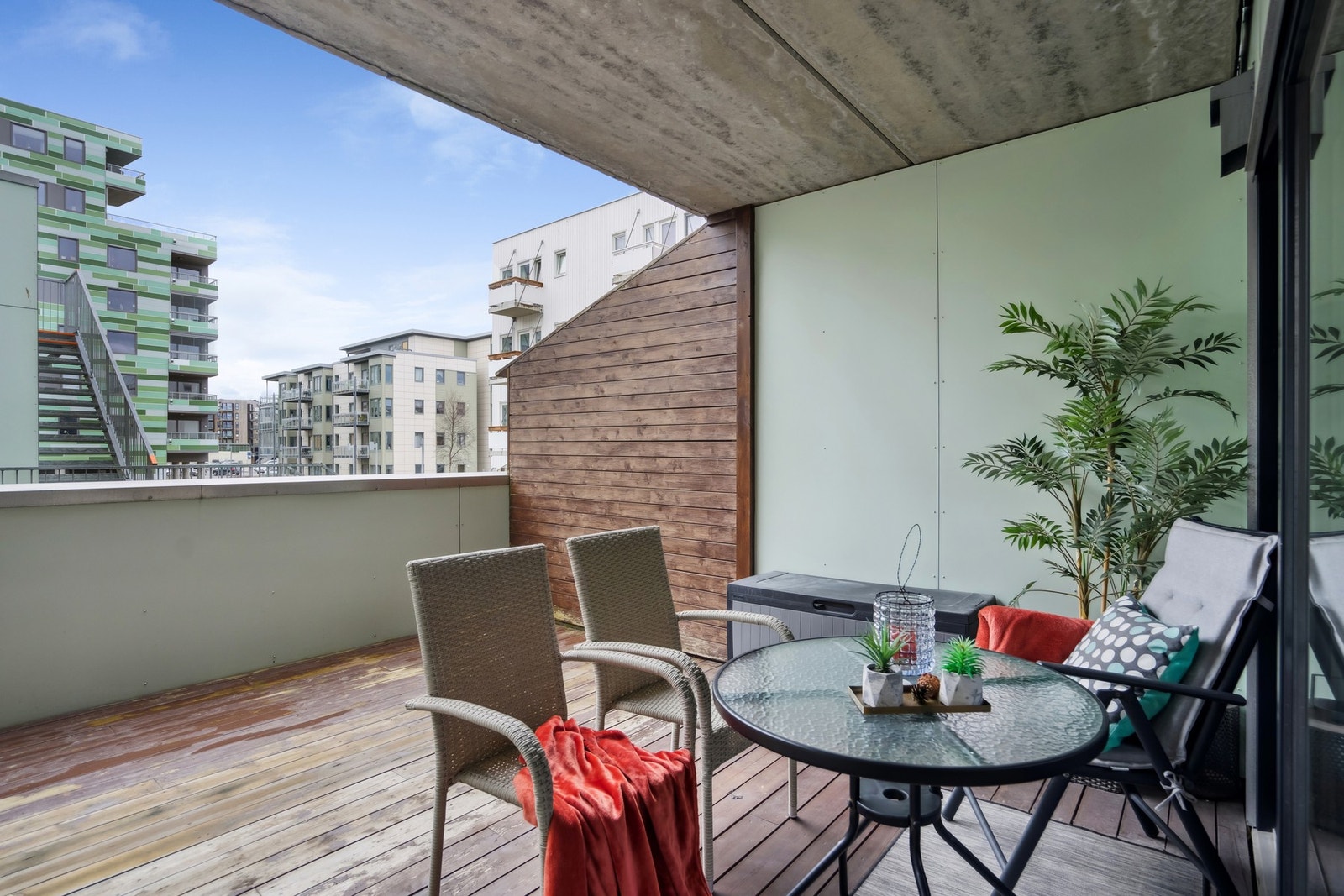 Leiligheten har egen stor balkong Galleribilde