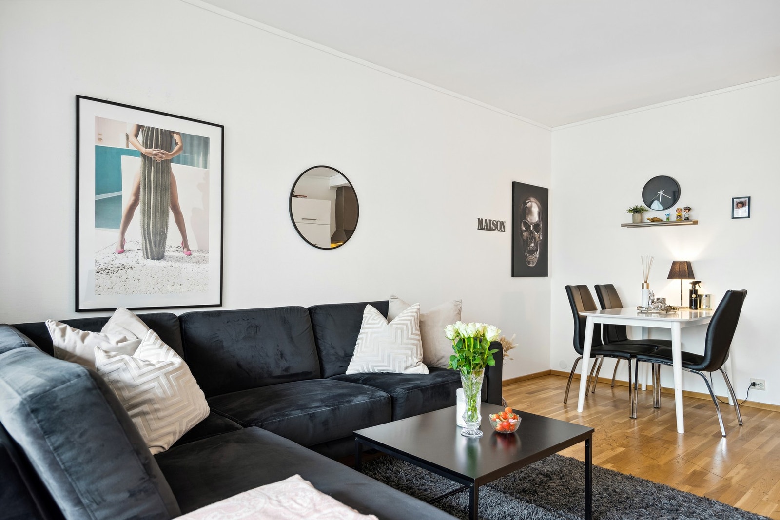 Romslig stue med god plass til spise Galleribilde