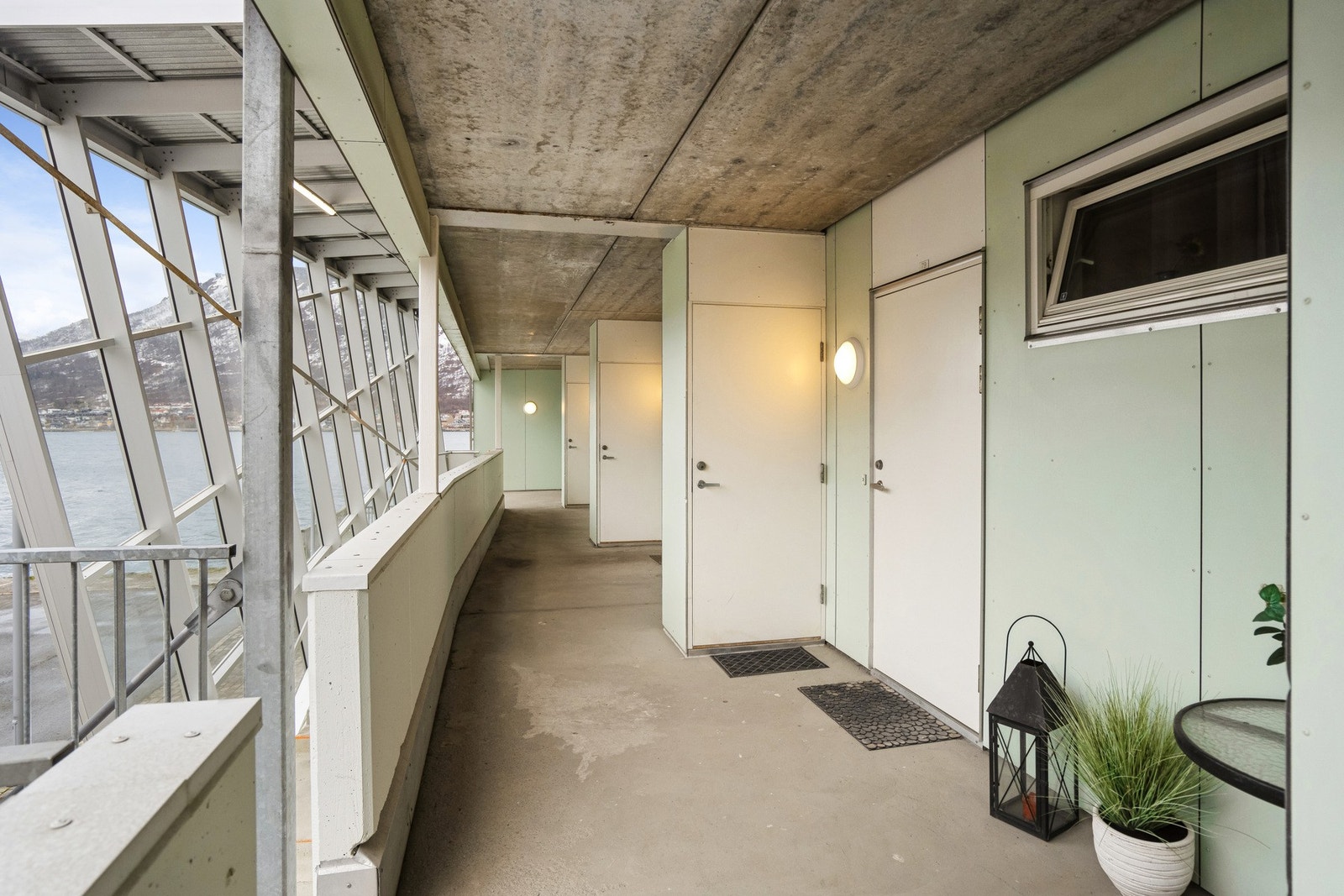 Svalgang/ inngang til leiligheten Galleribilde