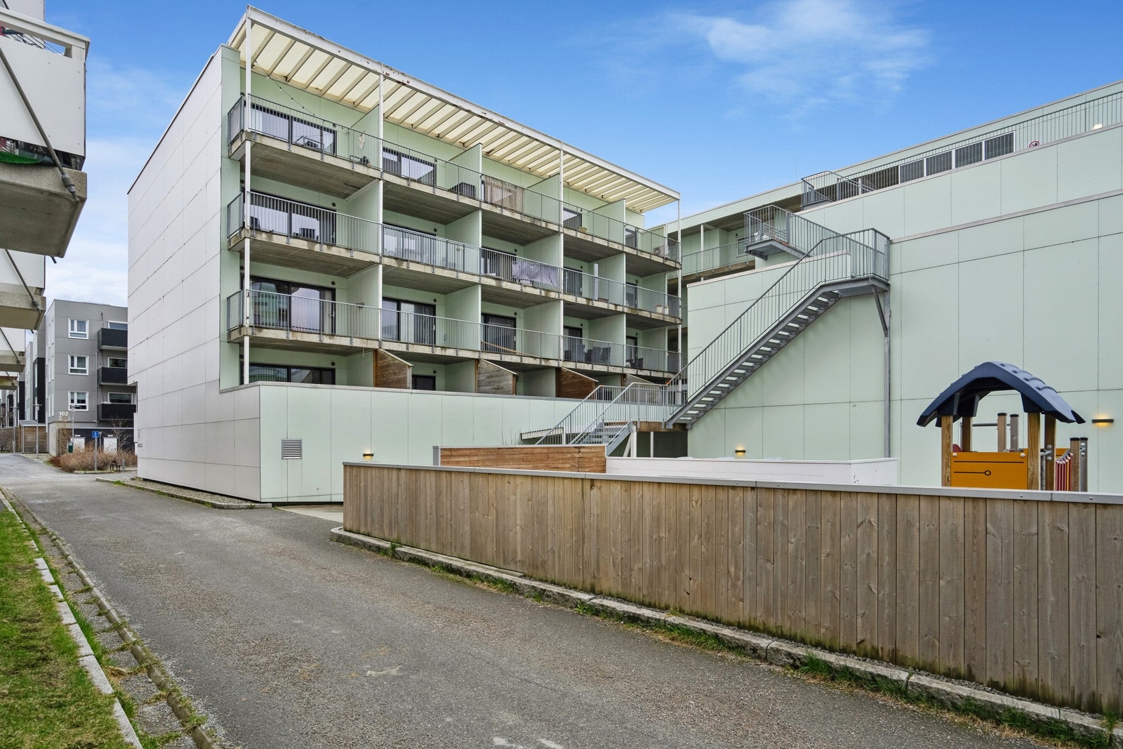 Området fremstår nå som svært trivelig. Det er opparbeidet med fine grøntarealer, strandpromenade, lekeplasser og basketban Galleribilde