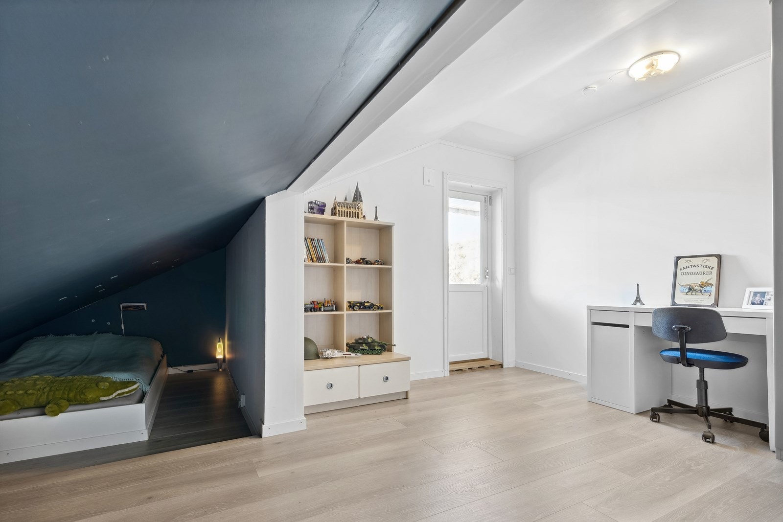 Soverom 2. etasje med utgang til balkong. Galleribilde