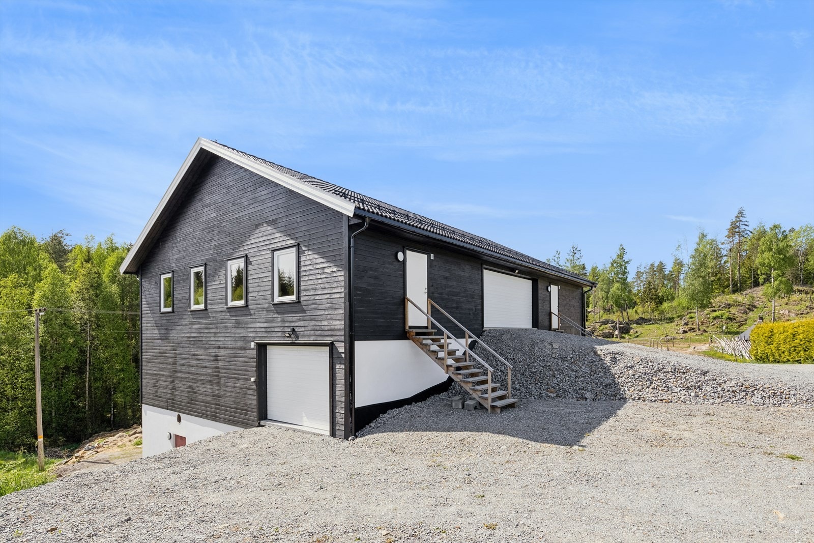 Romslig låve ned flere porter og tilrettelagt for hestehold. Galleribilde
