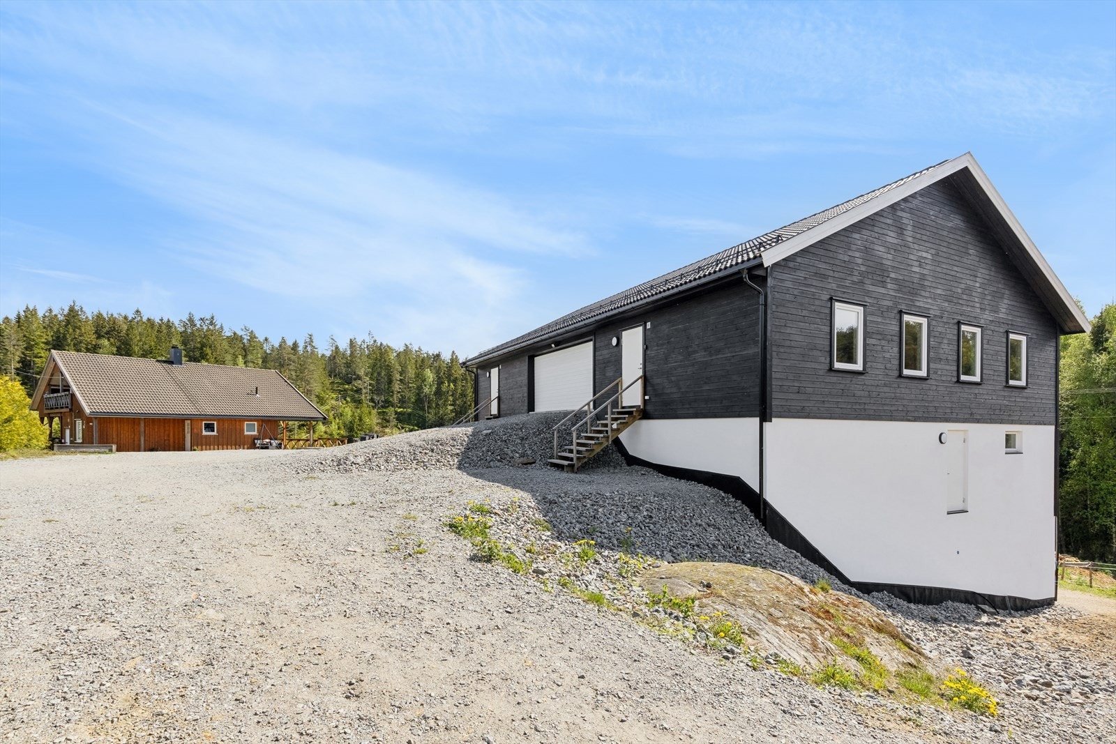 Eiendommen er opparbeidet med ridebane og beite for hest. Galleribilde