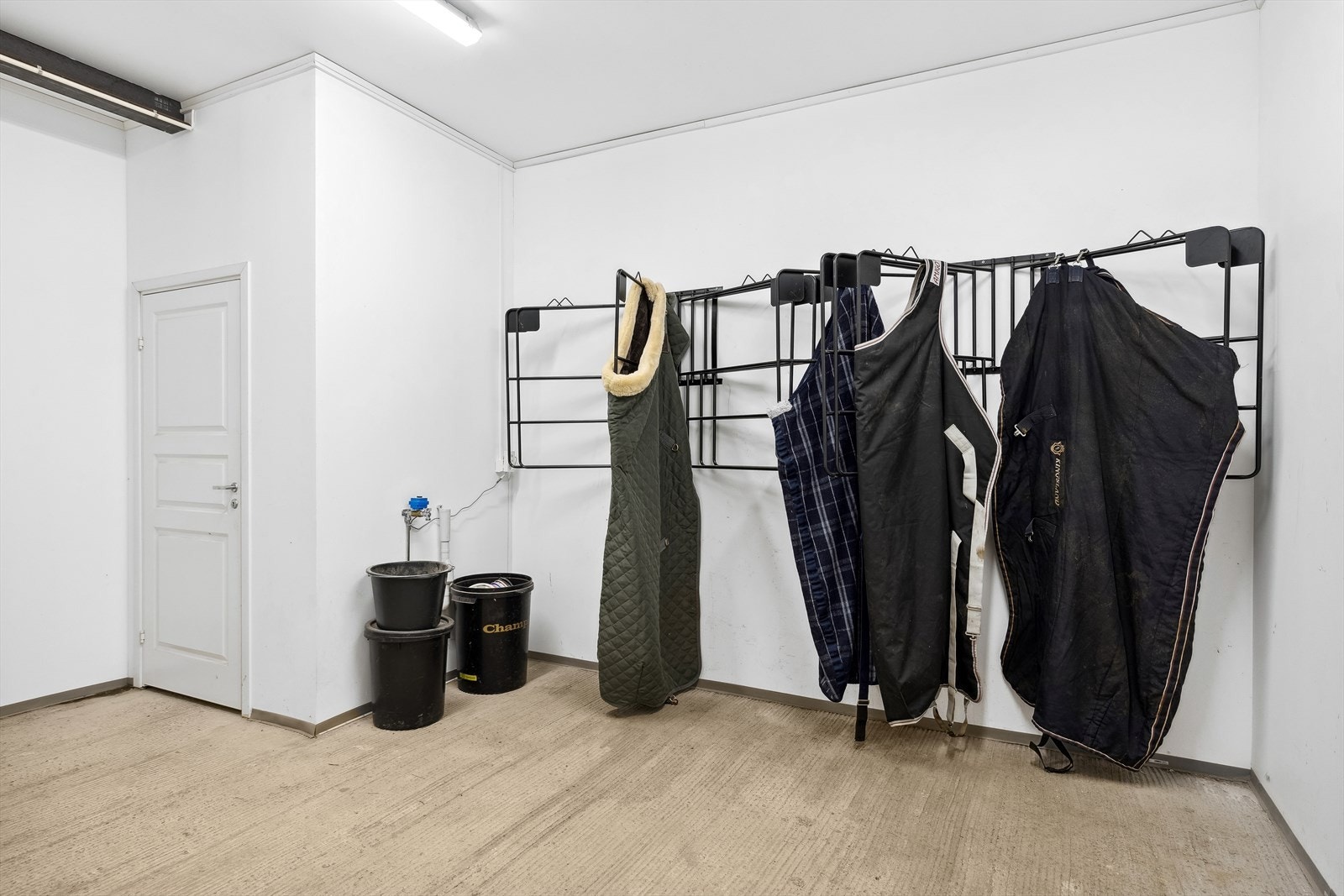 Vaskerom / tørkerom for dekken. I rom til venstre er det toalett. Galleribilde