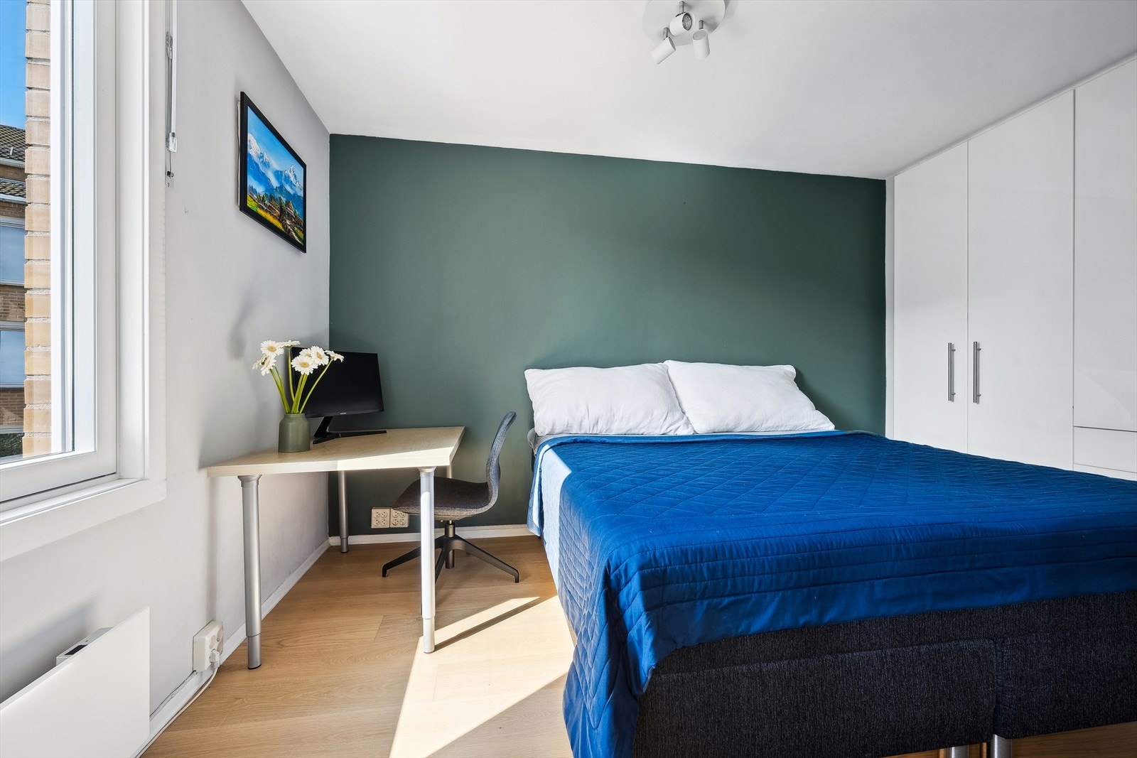 Leiligheten byr på et romslig soverom med plass til seng på 180 cm og kontorplass. Galleribilde