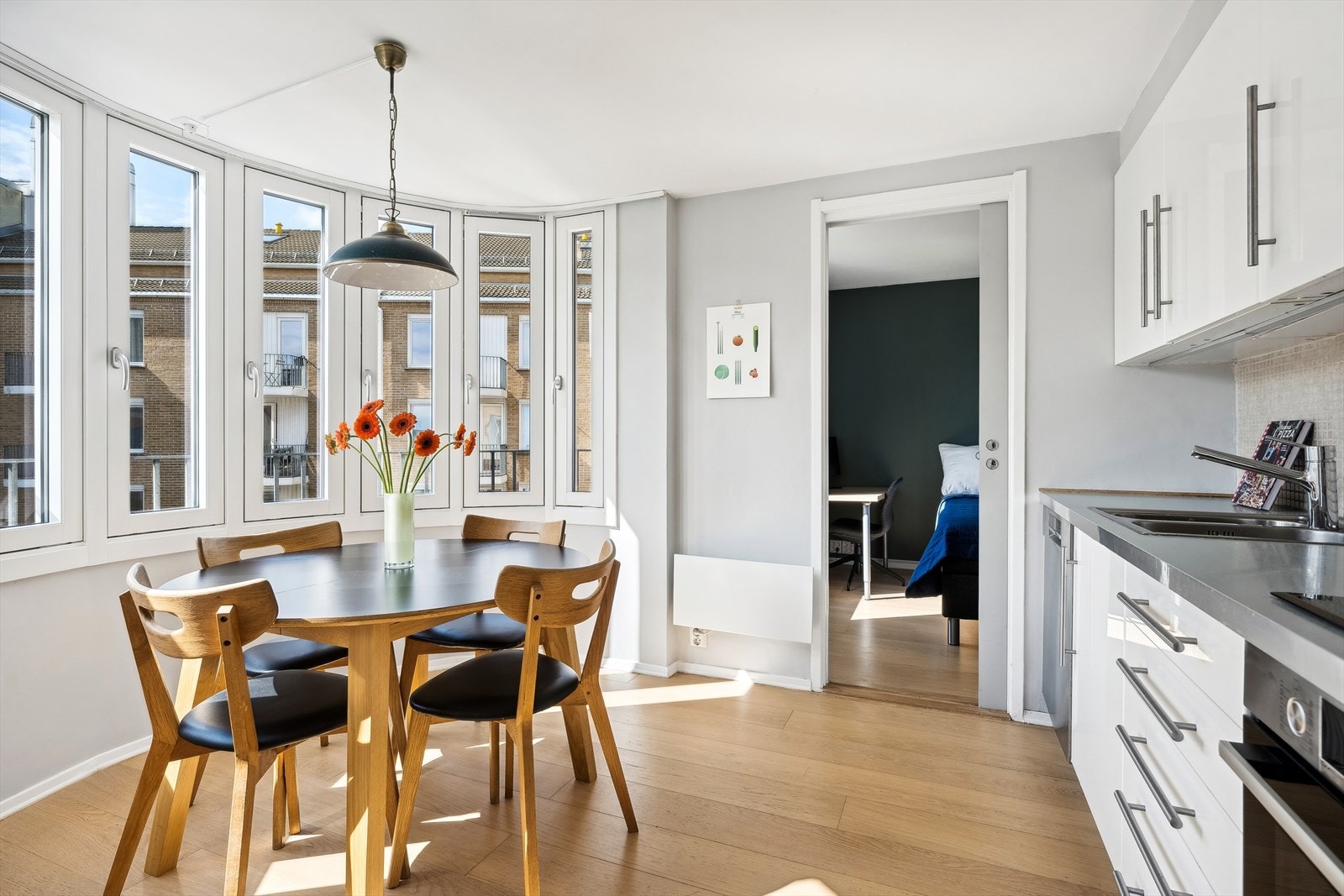 Fint og klassisk kjøkken i hvit høyglans innredning med laminert benkeplate. Kjøkkenet har integrert stekeovn, induksjonstopp og opplegg for vaskemaskin. Galleribilde