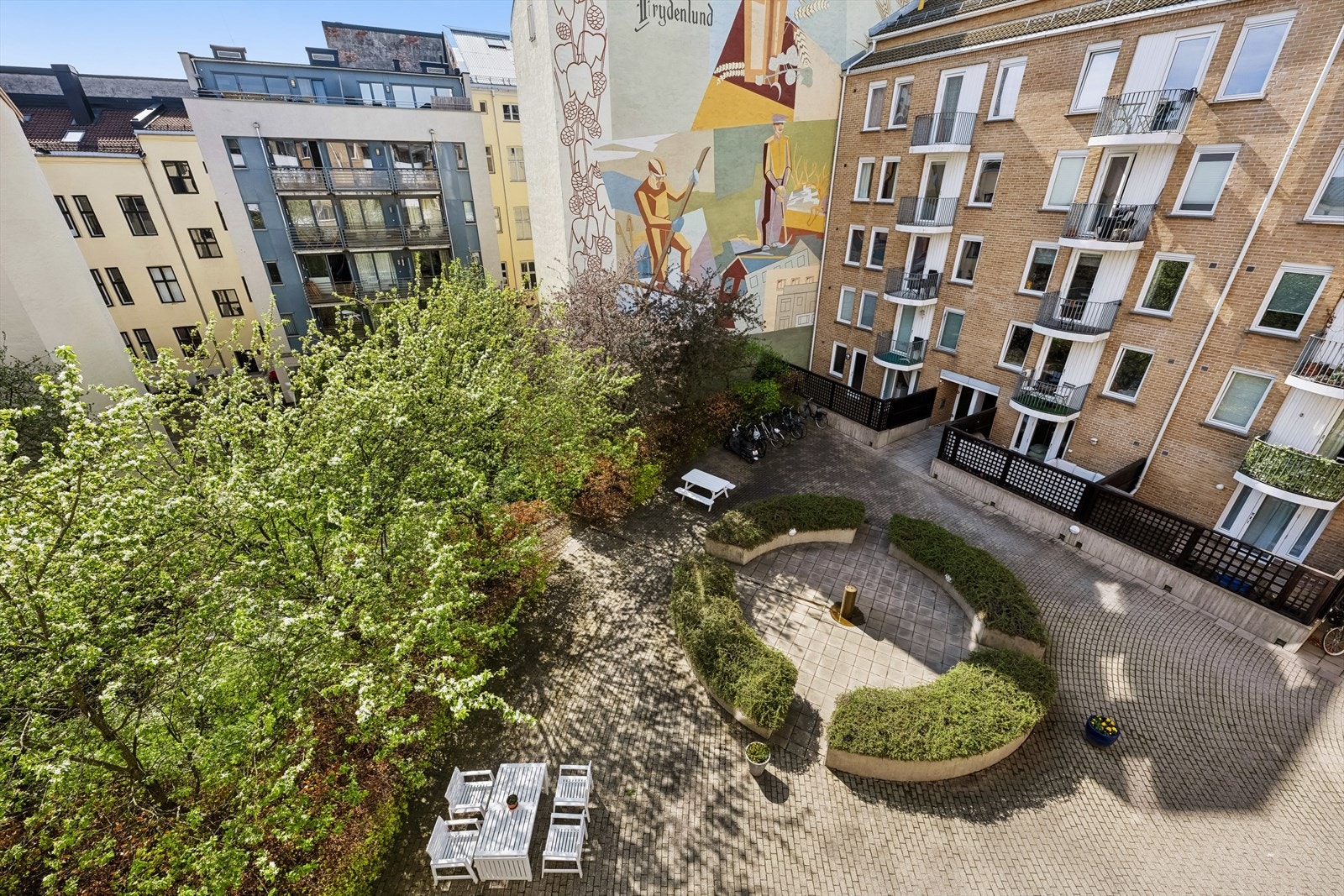 Rolig og velstelt bakgård med koselig opparbeidede grøntarealer. Galleribilde