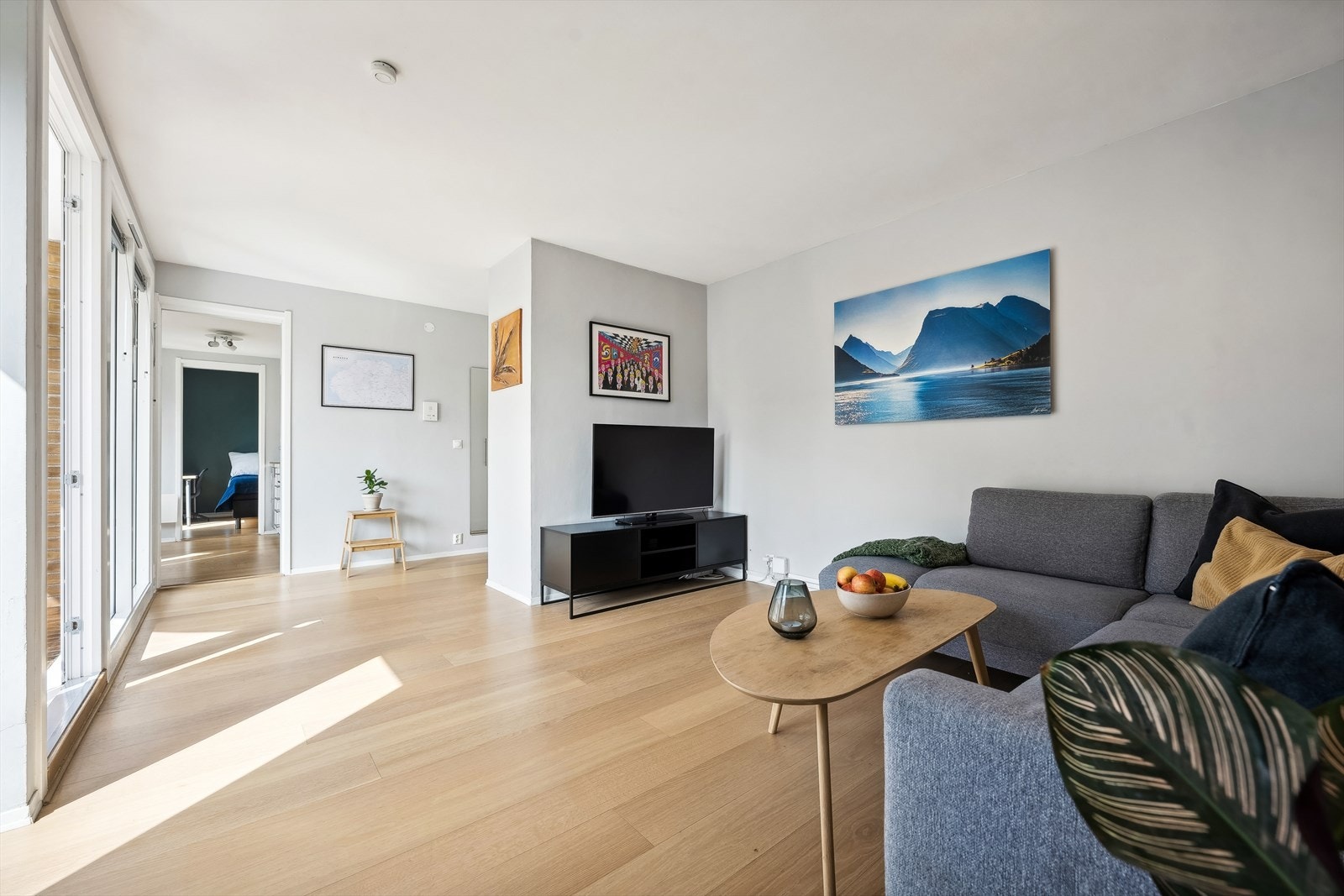 Stor stue med god plass til sofakrok. Galleribilde