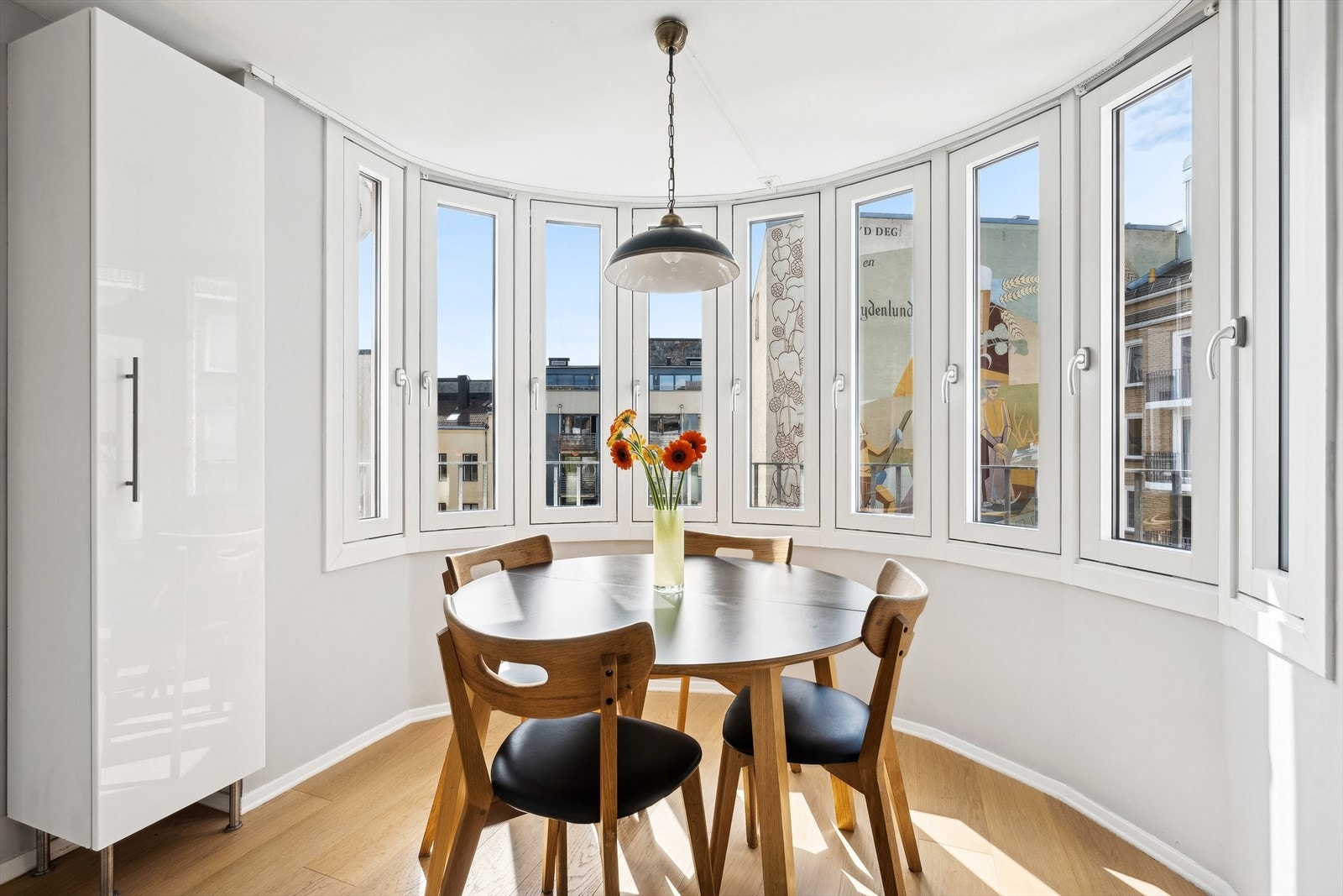 Leiligheten har karnapp på kjøkken hvor det er utsikt mot stilig veggmaleri. Galleribilde