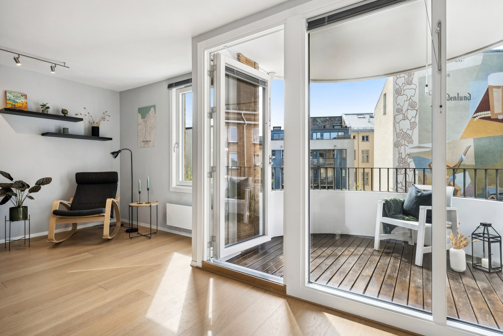 Stuen har flott 1-stavs eikeparkett fra 2018. Galleribilde