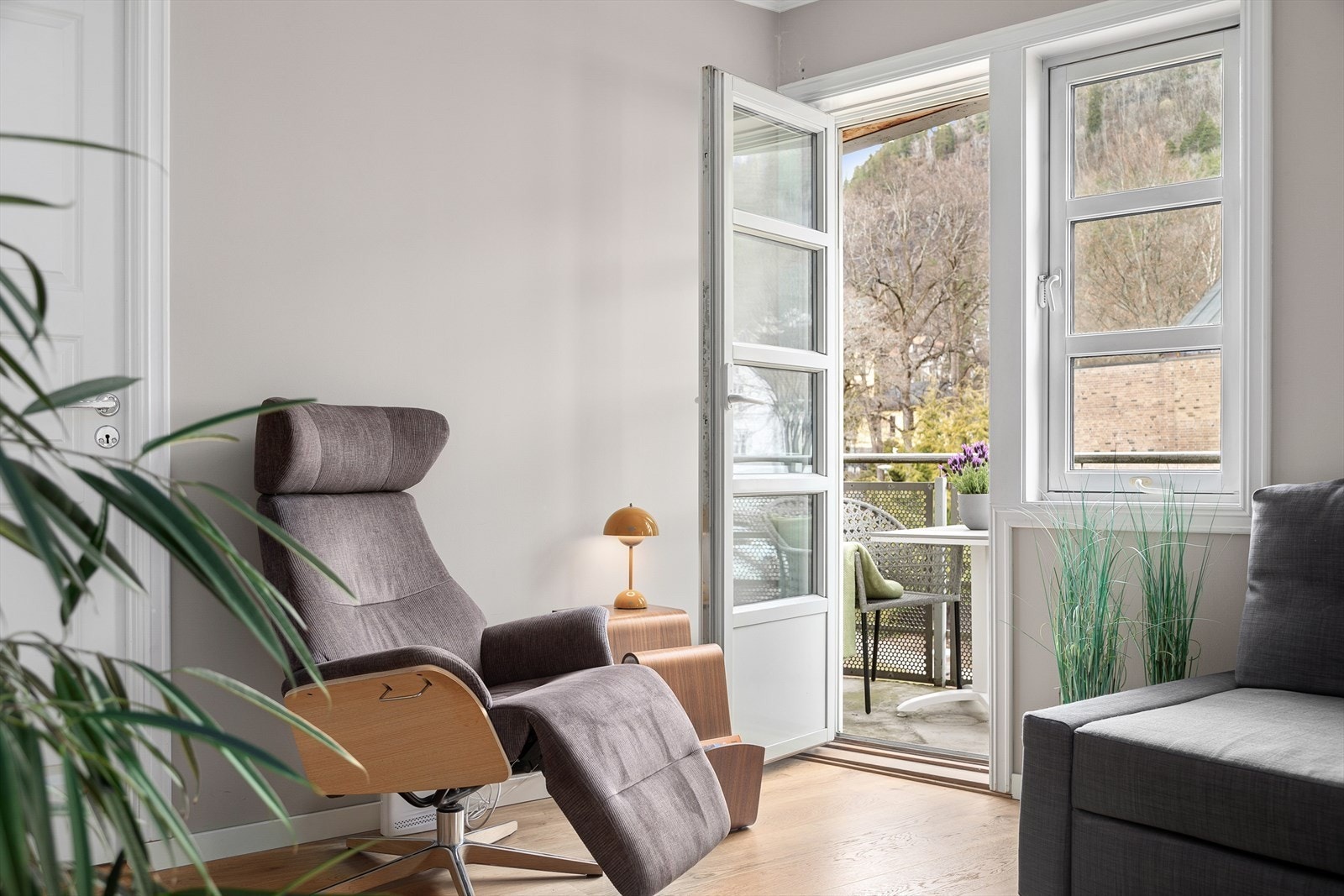 Fra stuen er det utgang til balkong Galleribilde