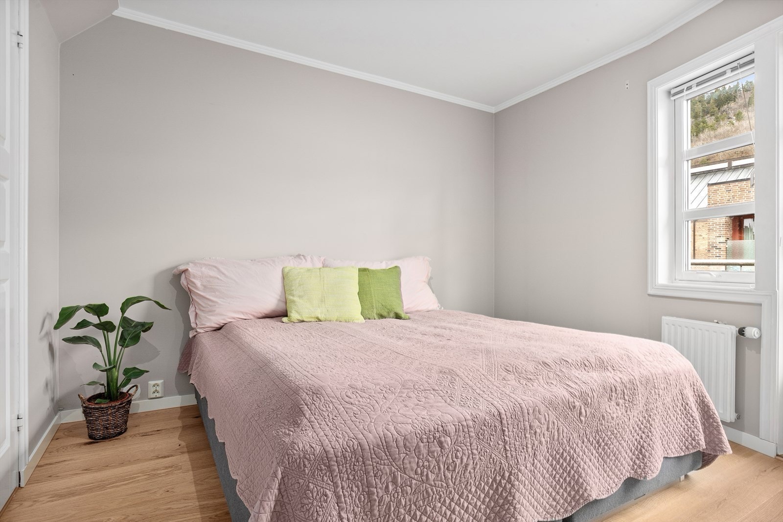 Lyst og romslig soverom med god plass til dobbeltseng Galleribilde