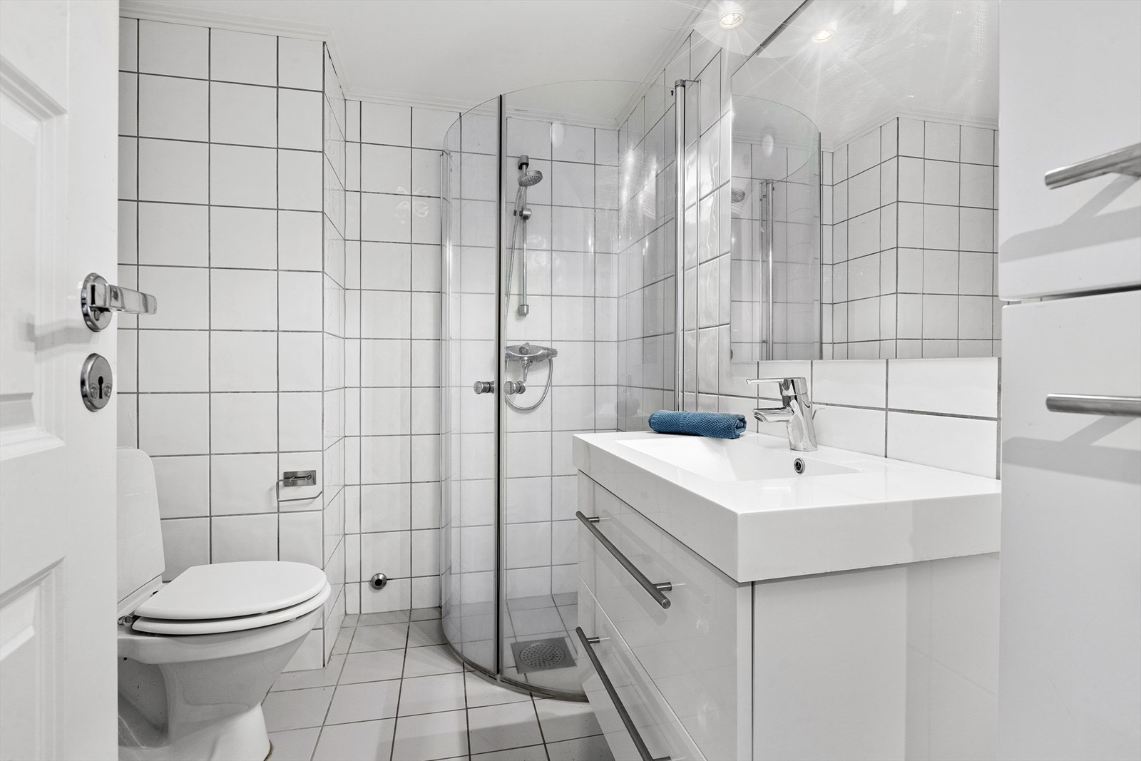 Pent flislagt bad med varmekabler. Galleribilde