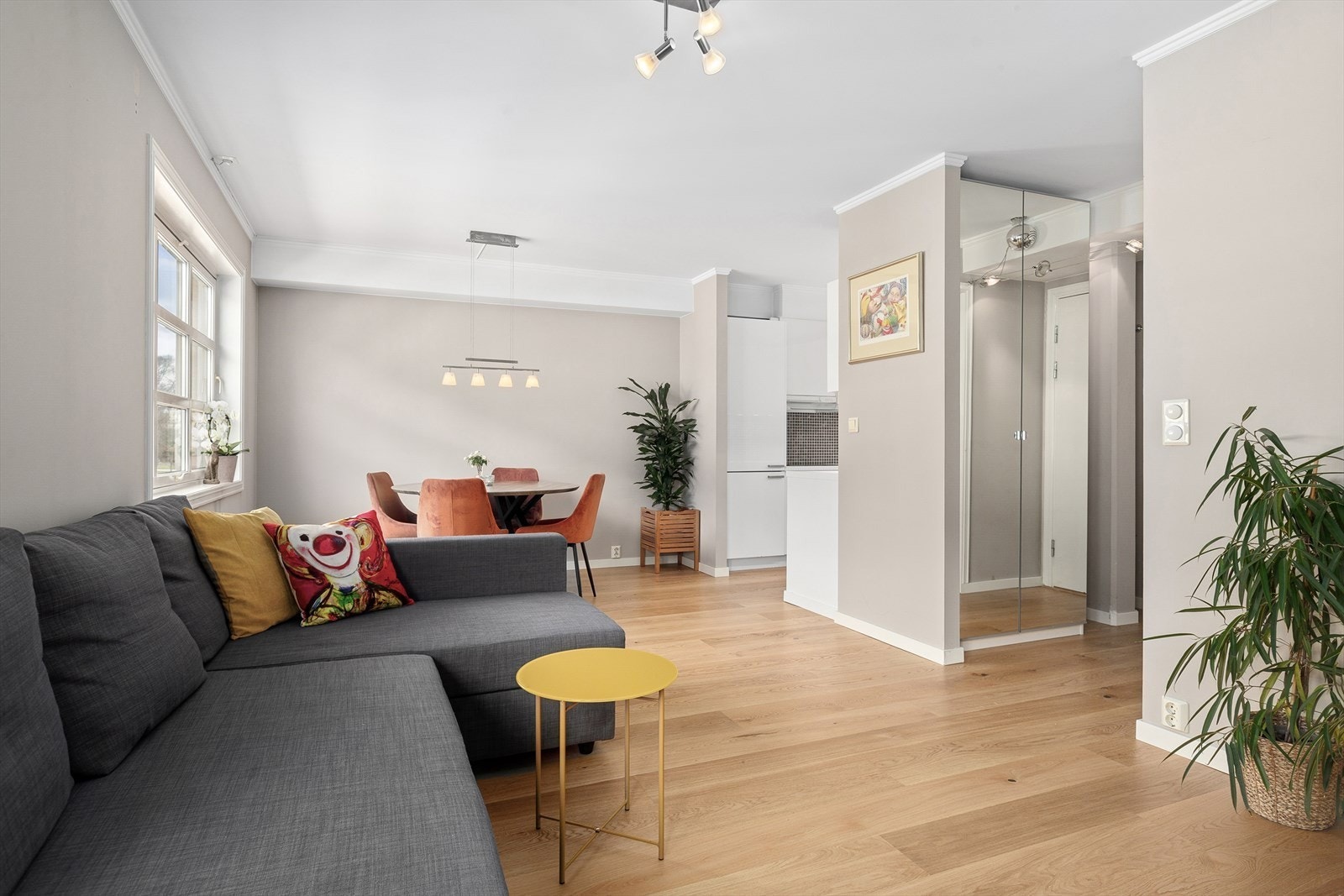 Innbydende stue med gode møbleringsmuligheter Galleribilde