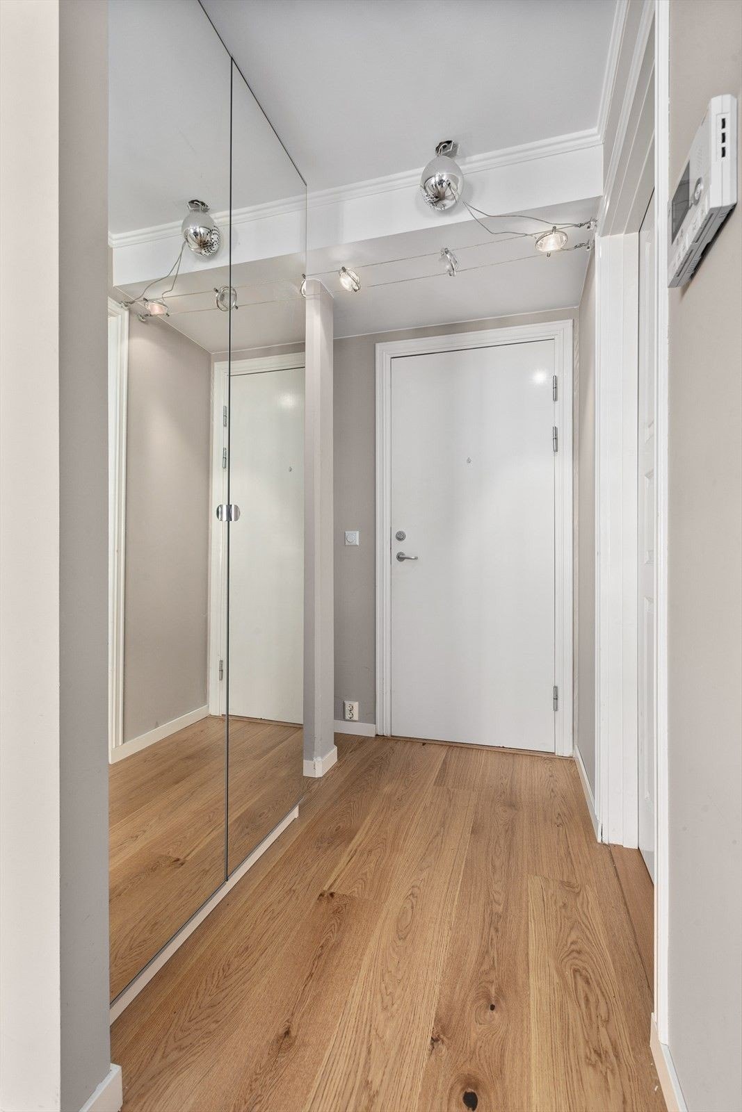 Velkommen inn! entre med plass til oppheng av klær og sko Galleribilde