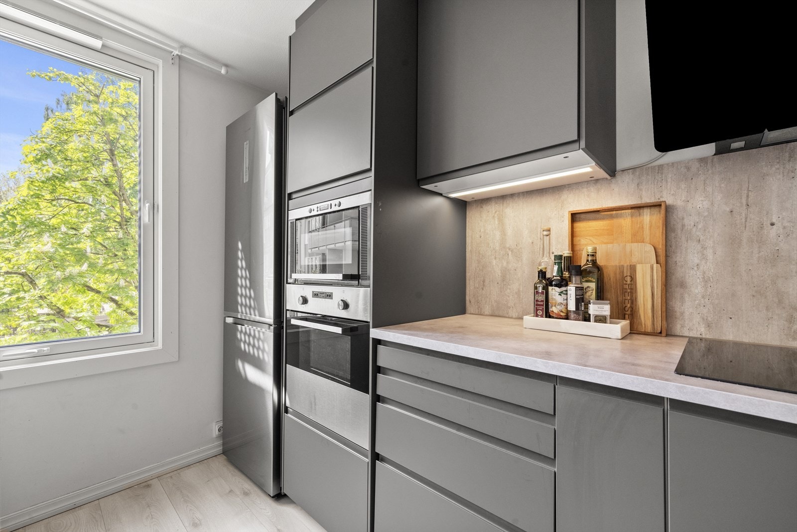 Induksjon koketopp. Innebygget stekeovn og mikroovn i høyskap. Nisje til kjøleskap/fryser og oppvaskmaskin. Disse medfølger salget. Galleribilde