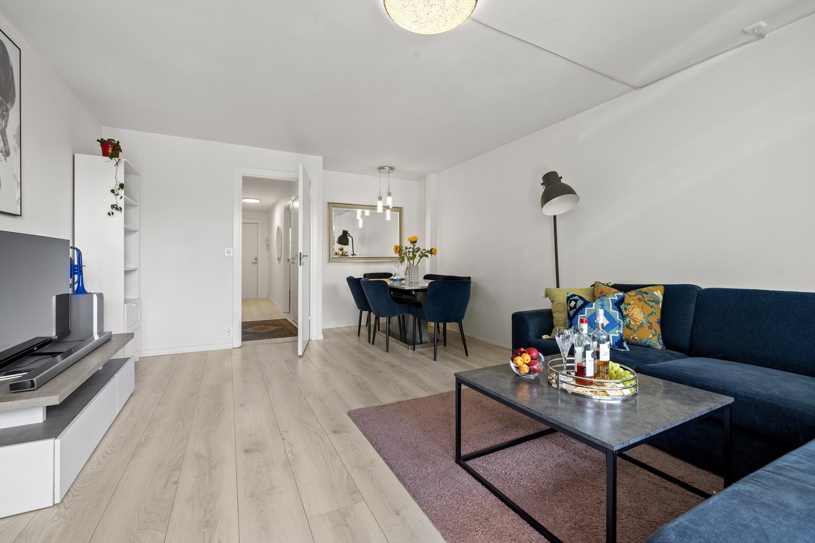 Her er det plass til en sofa med tilhørende stuebord samt har du også plass til spisebord. Galleribilde