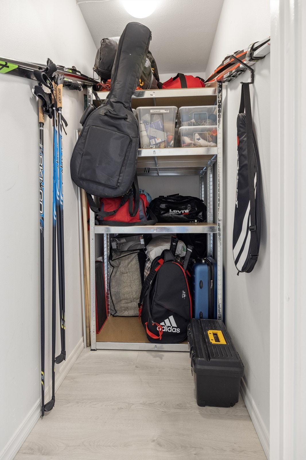 Praktisk bod til også å gjemme unna støvsugeren, mer garderobeskap og masse andre muligheter for lagring hvis du har for mange ting. Galleribilde