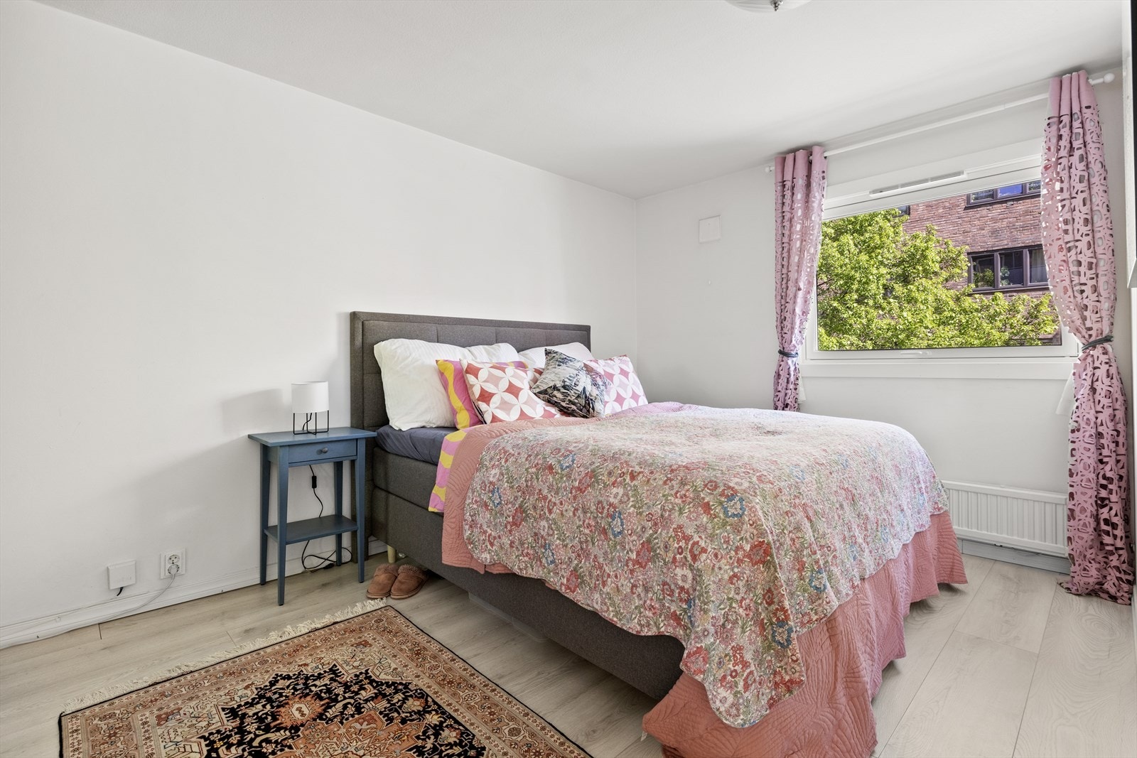 Romslig og lunt hovedsoverom med god plass til dobbeltseng, tilhørende nattbord, garderobeskap og annet ønsket møblement. Galleribilde