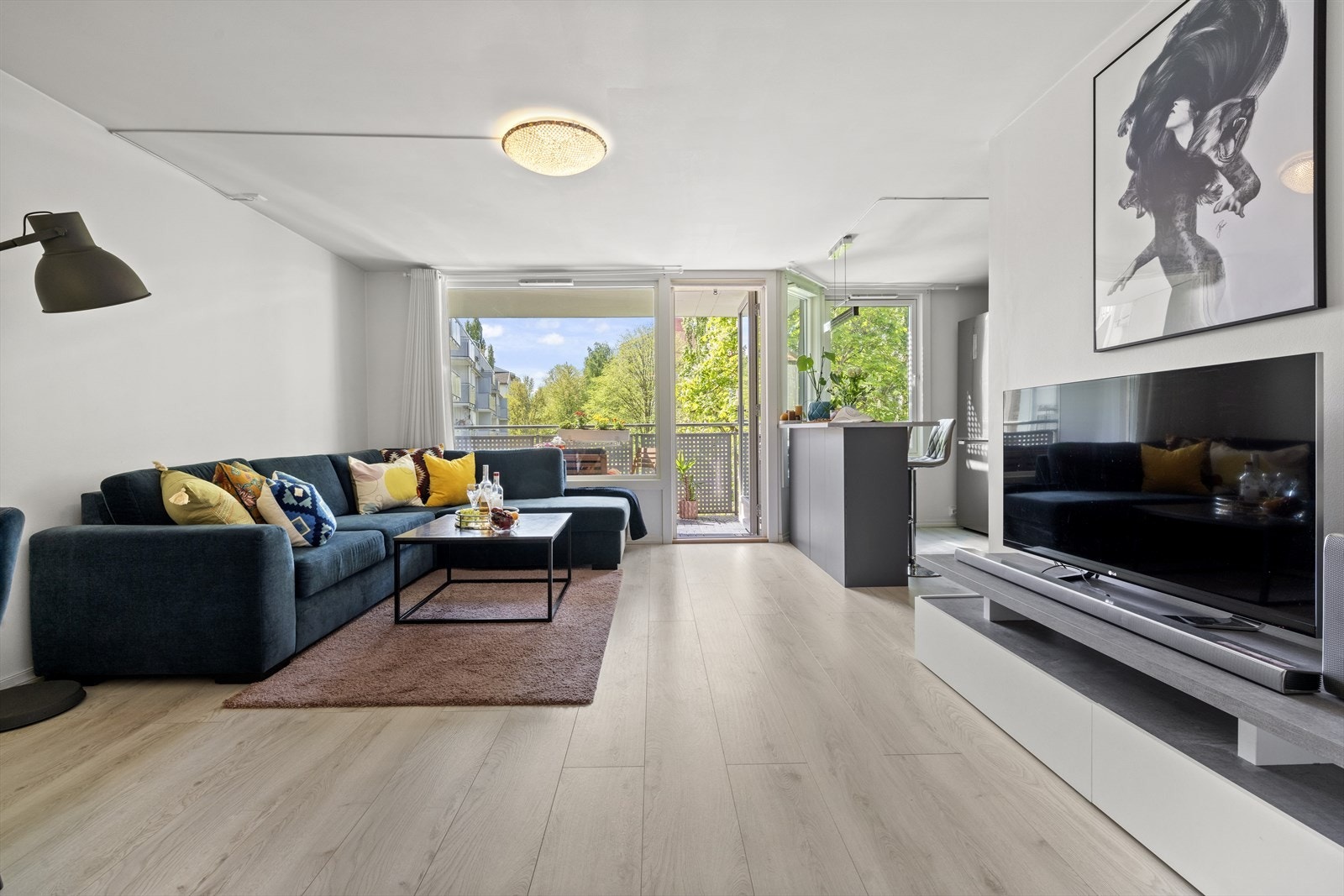 Store vindusflater gir godt med lysinnslipp og skaper god atmosfære. Galleribilde