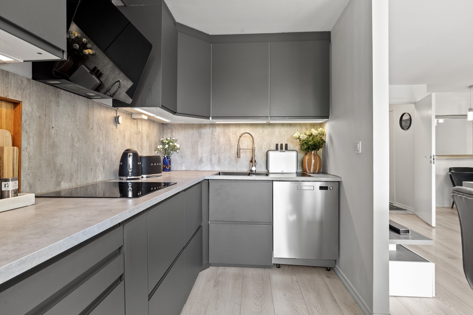 Ventilator på kjøkkenet koblet til kanal. Galleribilde