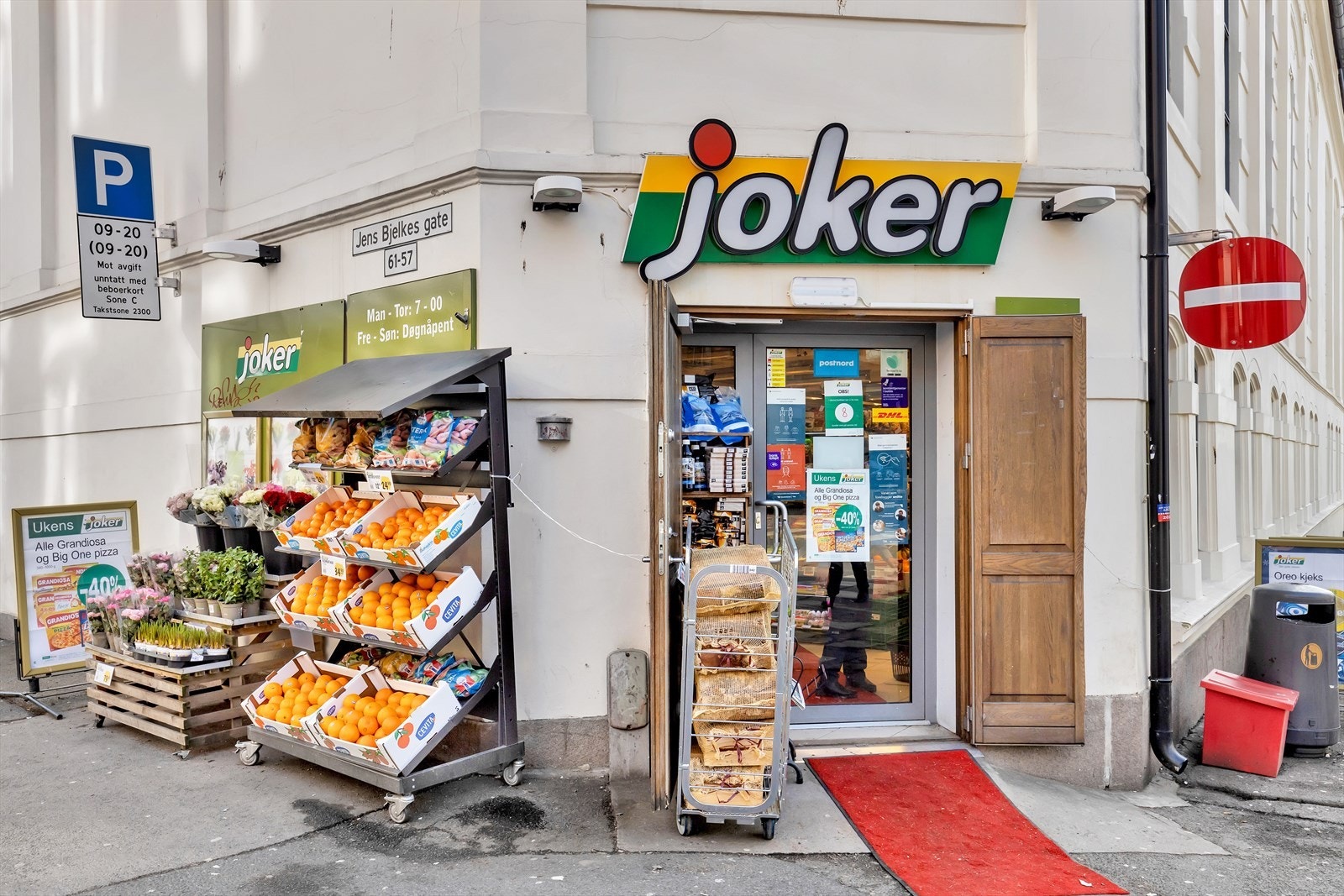 Godt tilbud av dagligvareforretninger like ved med blant annet Joker som er åpen alle dager i uken. Galleribilde