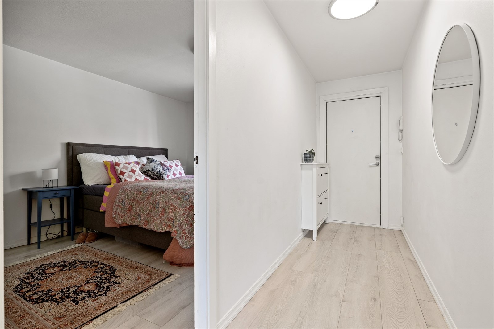 Gangen binder alle rom i leiligheten sammen og er et naturlig knutepunkt. Galleribilde