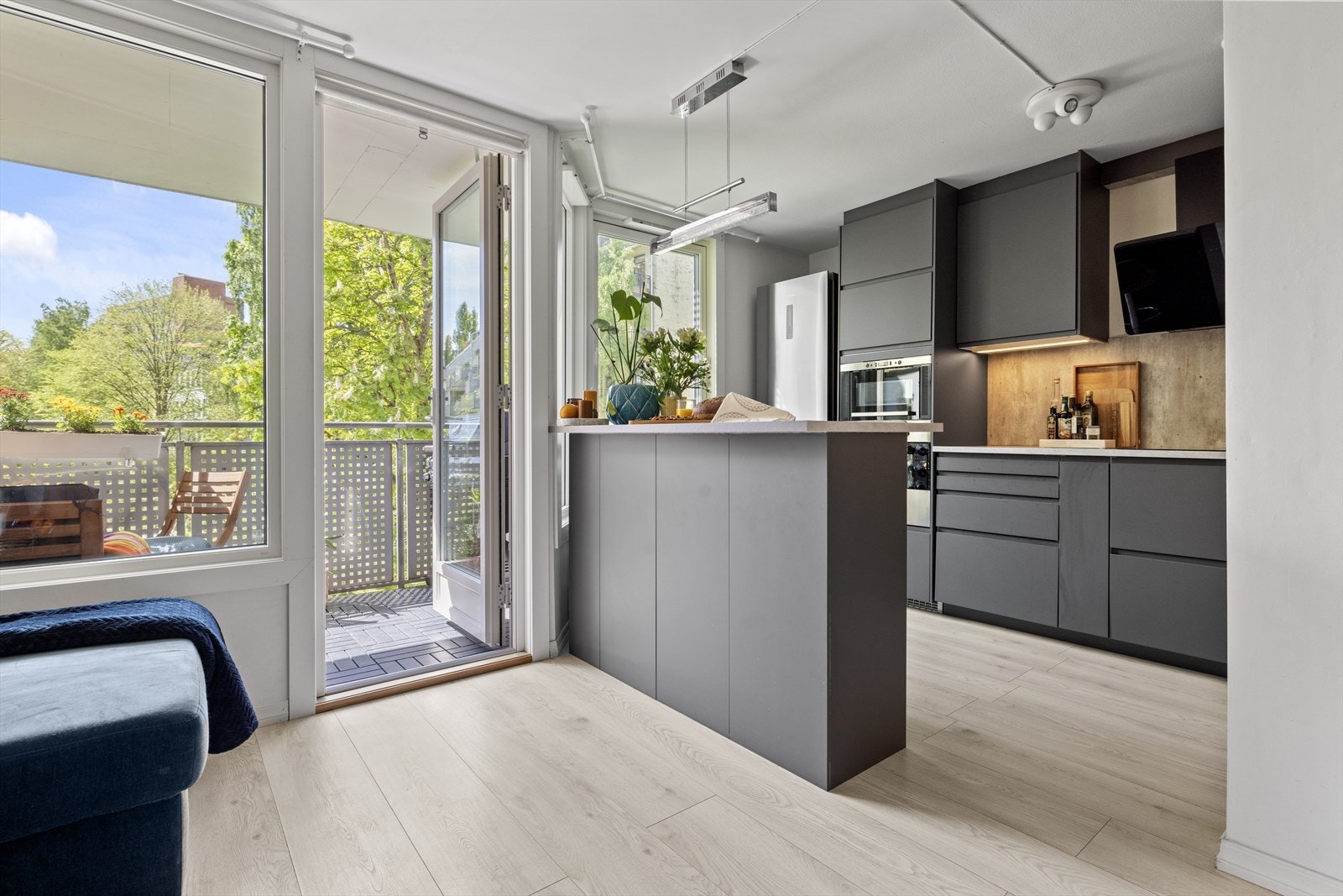 Den åpne stue- og kjøkkenløsningen utgjør hoveddelen av leiligheten og gir mulighet for ulike innredningsløsninger. Galleribilde