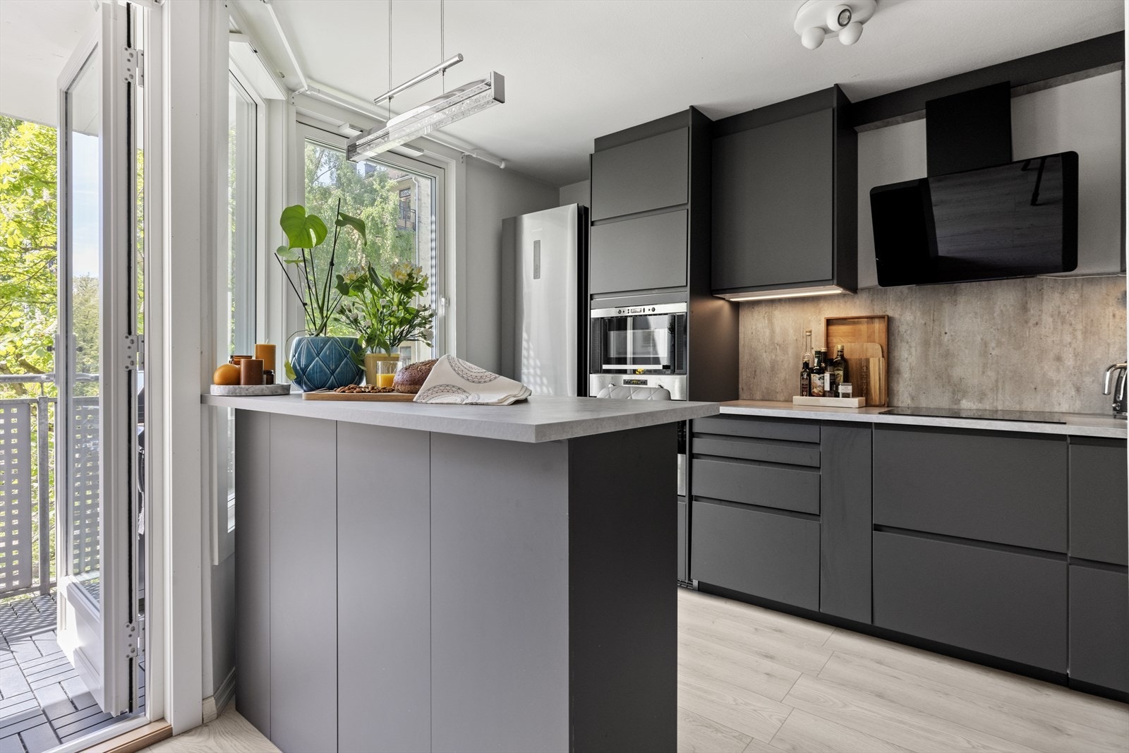 Pent kjøkken fra 2020 med god oppbevaringsplass og smarte løsninger. Galleribilde