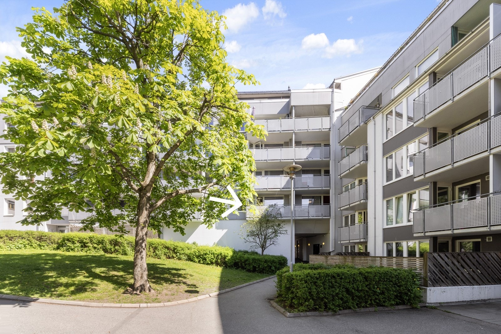 Leiligheten har beliggenhet i 2 etasje med heisadkomst, og inngang fra felles bakgård. Galleribilde