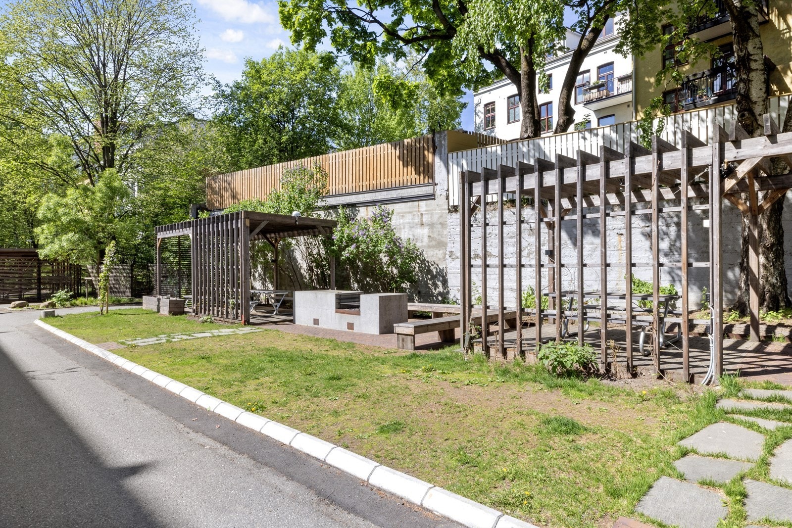 Felles tomt for sameiet som er pent opparbeidet med gressplener, beplantninger, lekeplass og sittegrupper. Internveier er asfaltert. Galleribilde