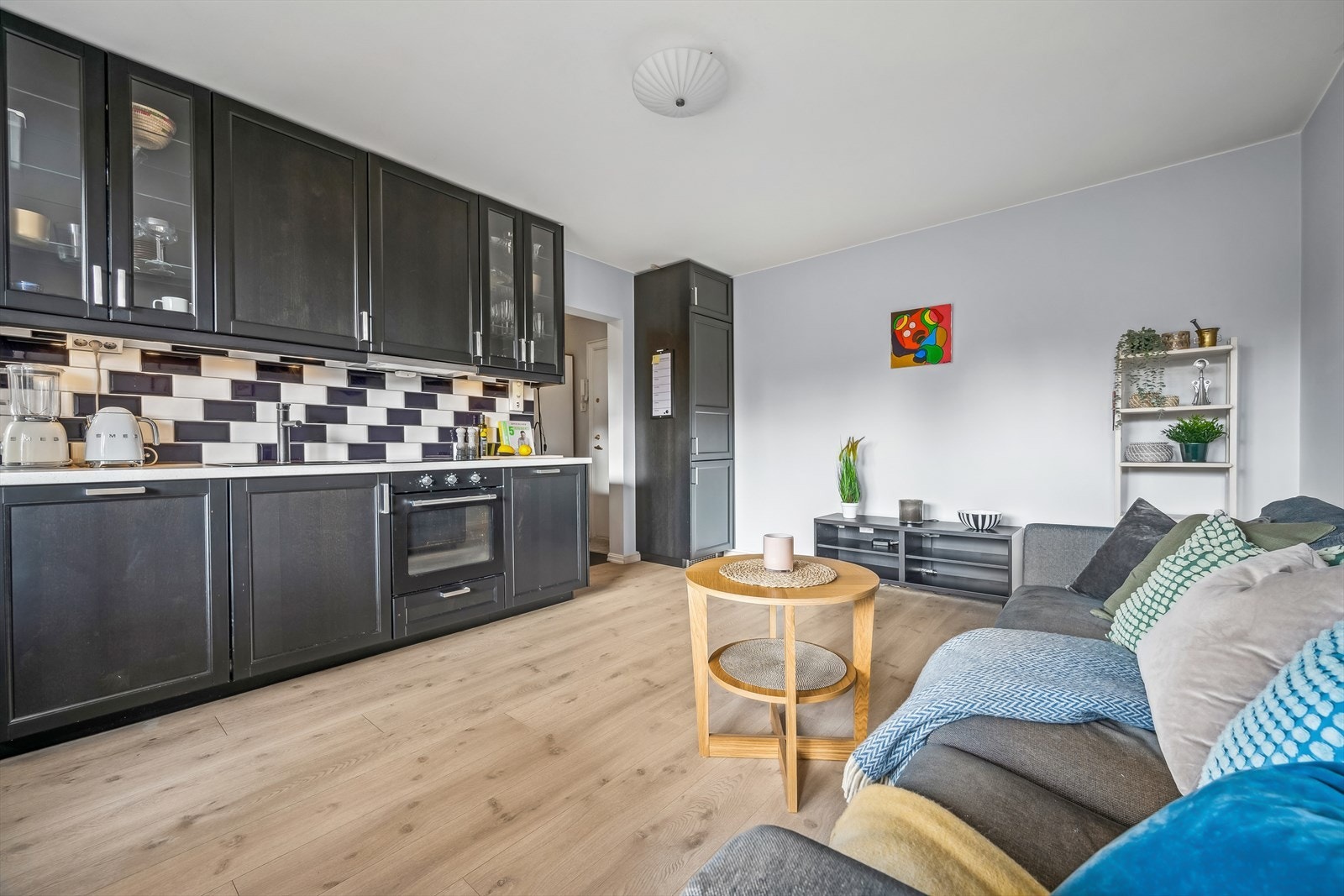Pent og moderne kjøkken i en åpen løsning mot stuen. Galleribilde