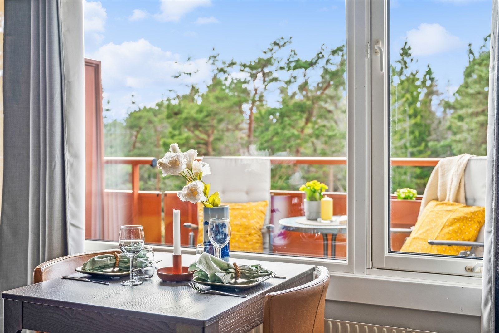 Fra stuen er det utgang til balkong på 6 kvm med meget gode solfohold og idyllisk utsyn. Galleribilde