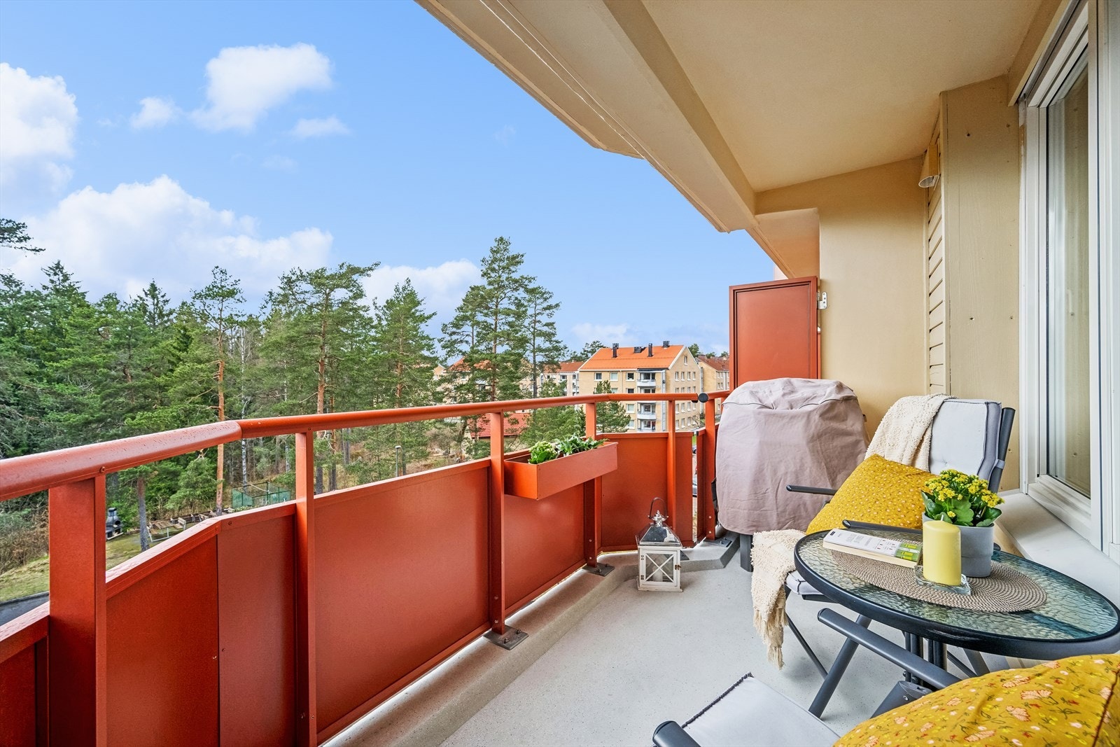 På balkongen er det god plass til sittegruppe, og blir en naturlig forlengelse av stuen på sommerhalvåret. Galleribilde