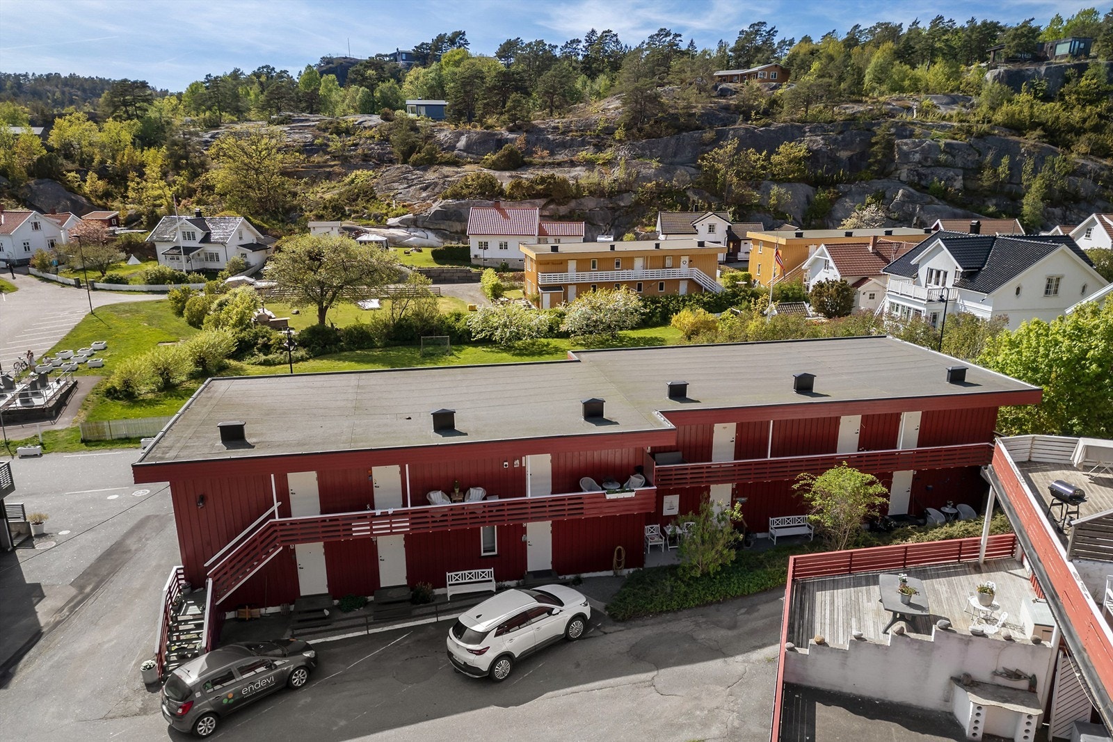 Bygget fra baksiden - med parkering Galleribilde