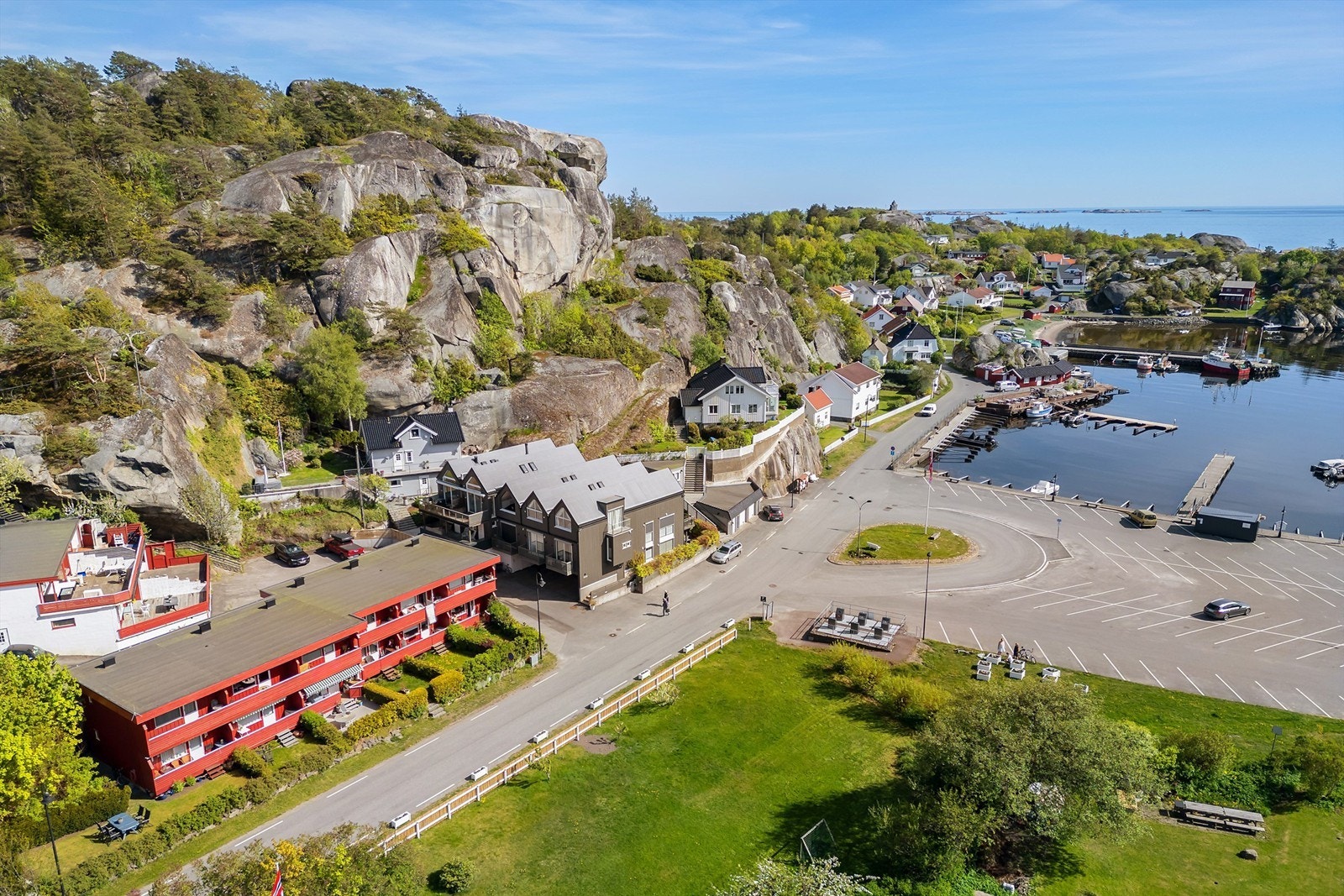 Bygget ligger rett ved havna ! Galleribilde