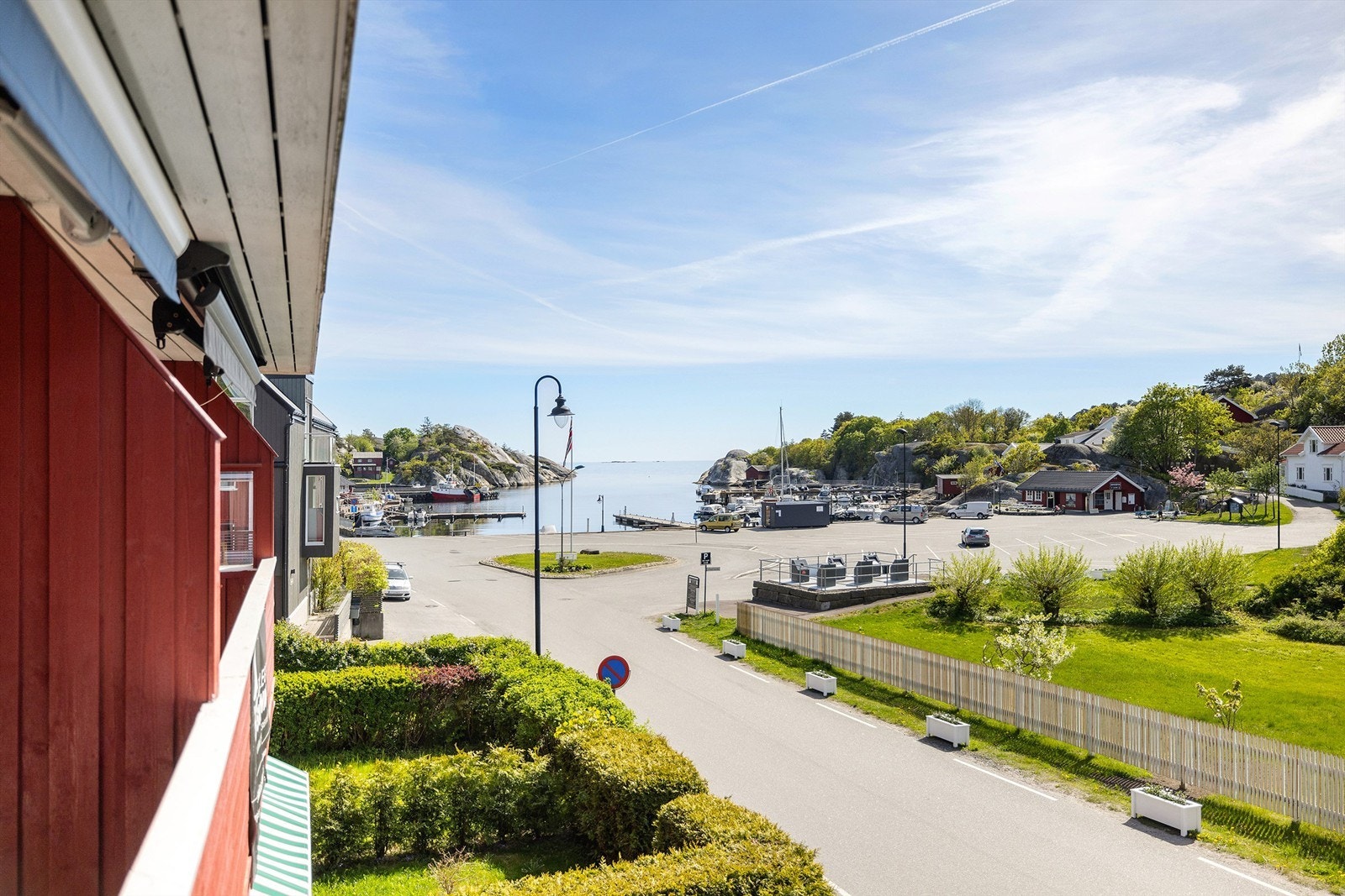 Balkong med fin utsikt og masse sol ! Galleribilde