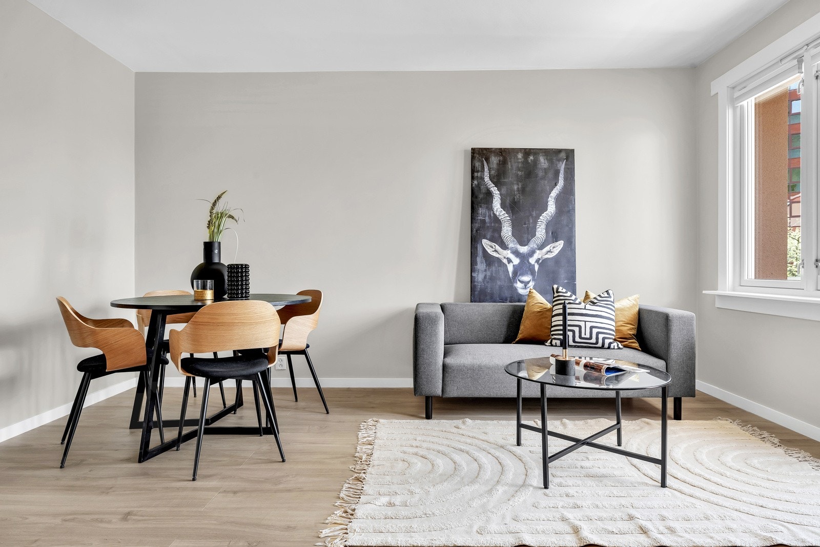 Hyggelig stue med plass til sofa og spisebord. Galleribilde