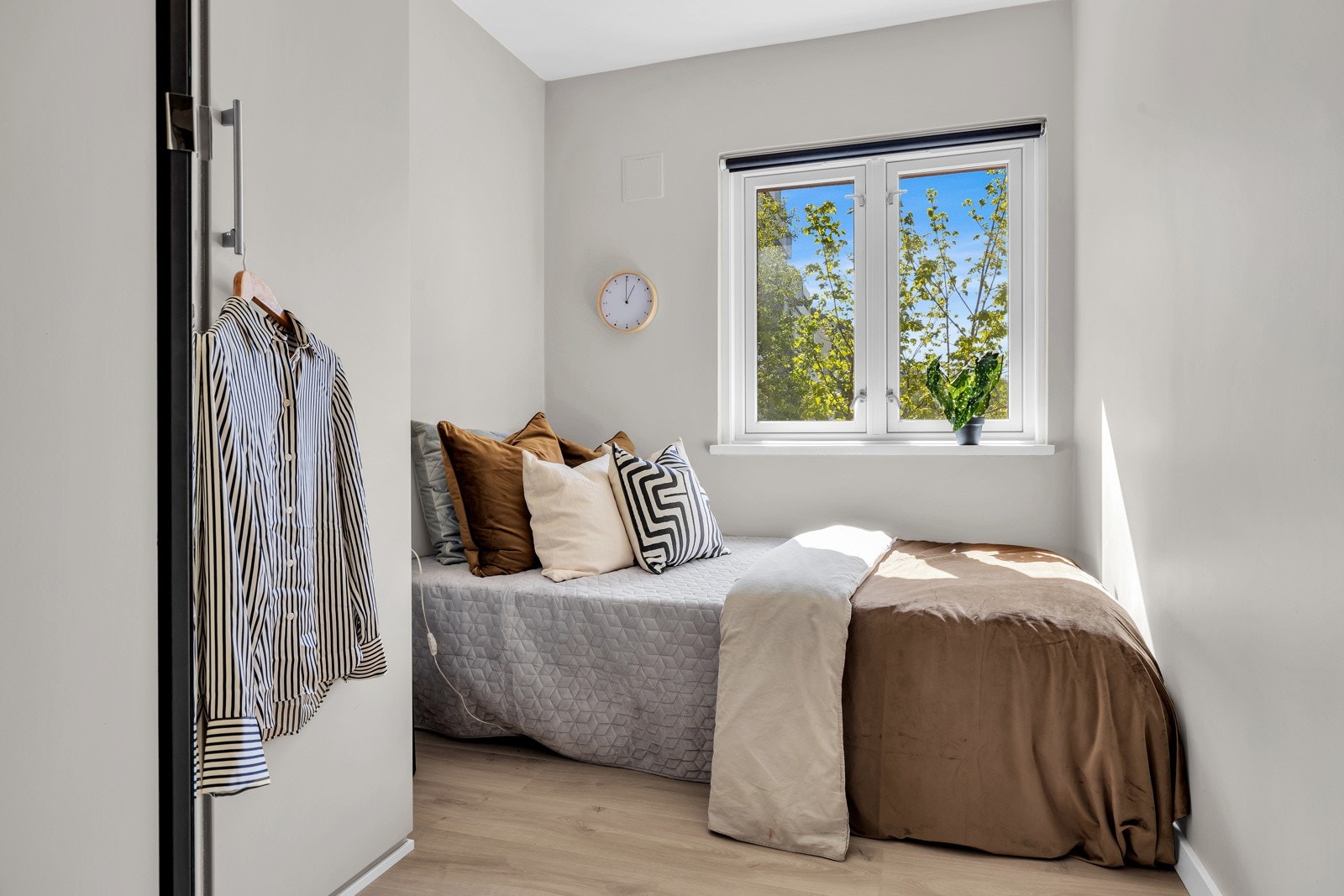 Lyst og fresht soverom med plass til seng, nattbord og garderobeskap. Galleribilde
