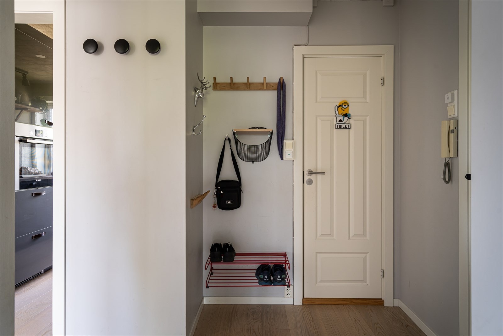 På innsiden blir man møtt av en innbydende og forholdsvis romslig entrè, med lekkert gulv og vegger malt i nøytrale farger. Galleribilde