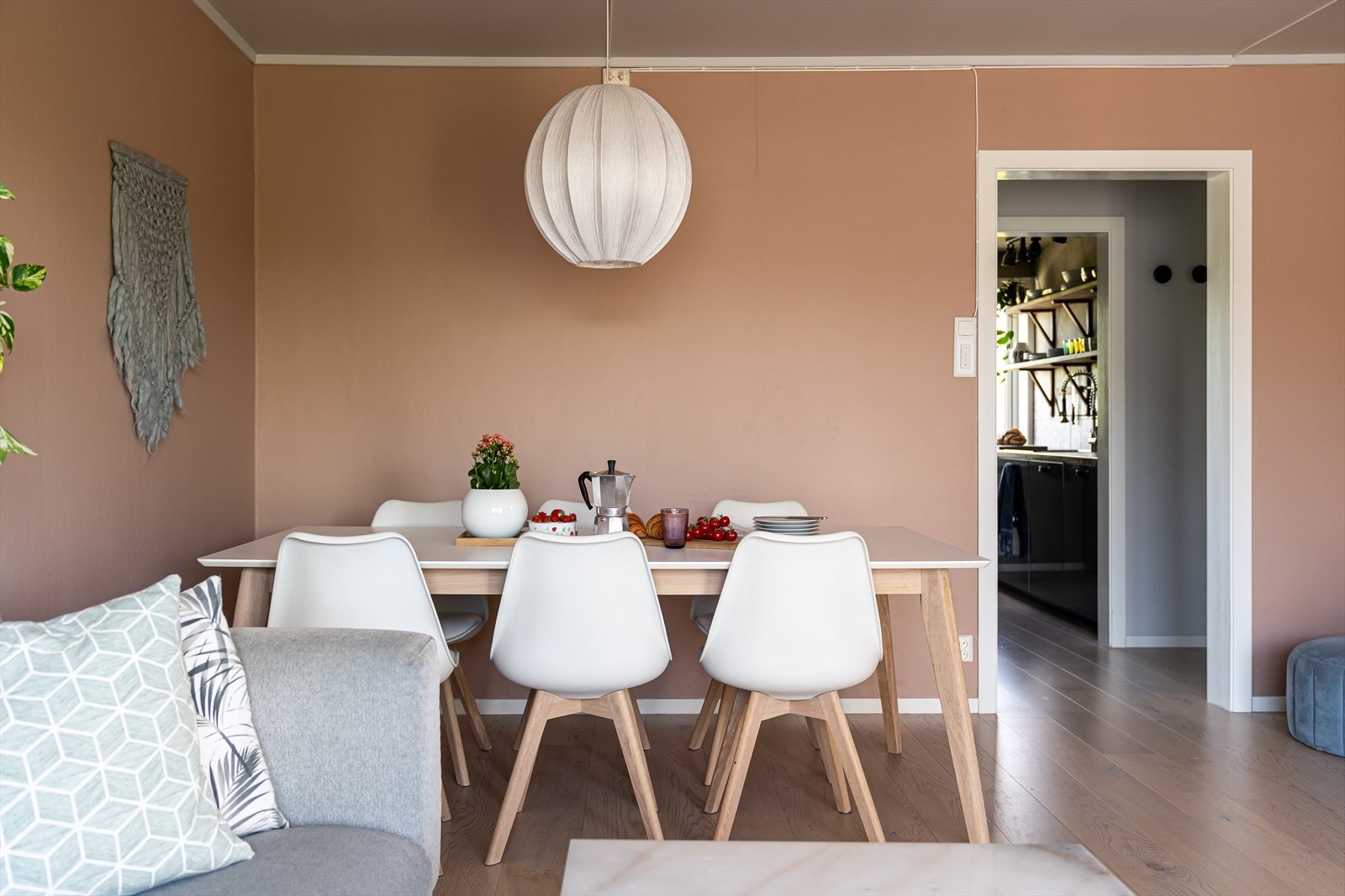 Stuen er malt i delikat ferskenfarge. Galleribilde