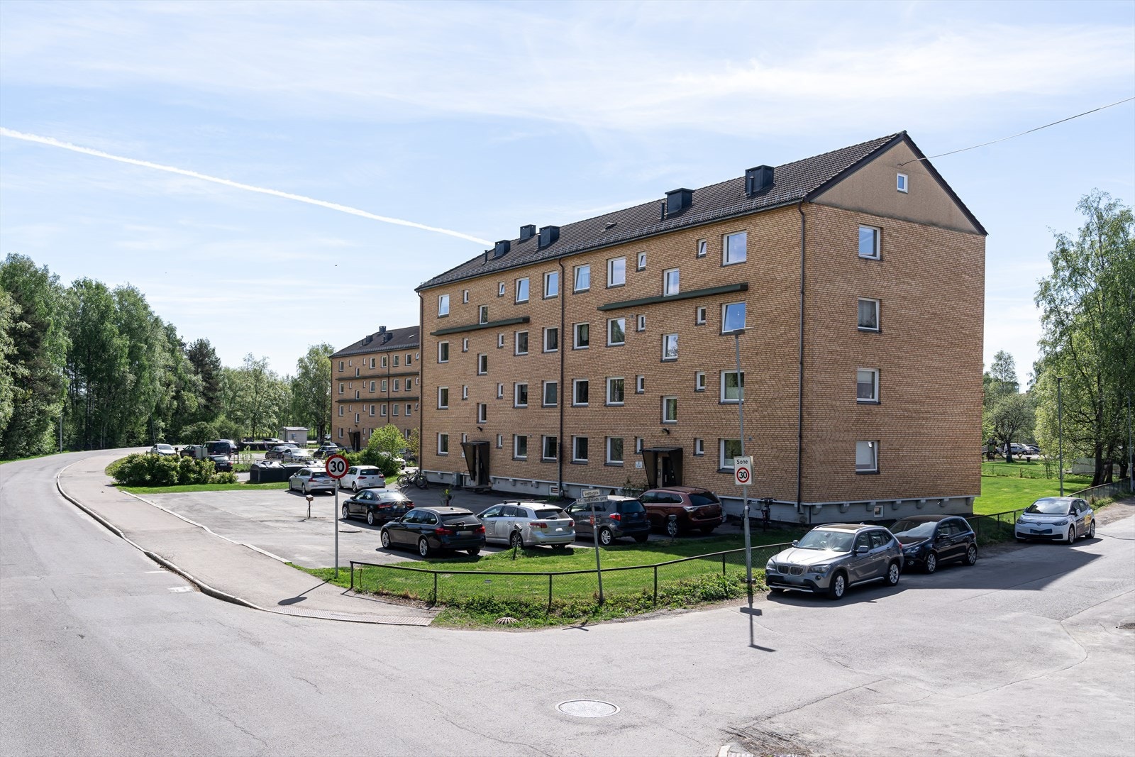 Leiligheten ligger i hyggelige, grønne omgivelser og samtidig i et meget sentrumsnært bolig område i Lillestrøm kommune. Galleribilde