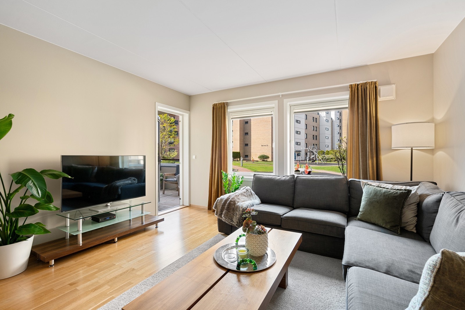 Stuen er innbydende med store vindusflater som slipper inn rikelig med dagslys. Galleribilde